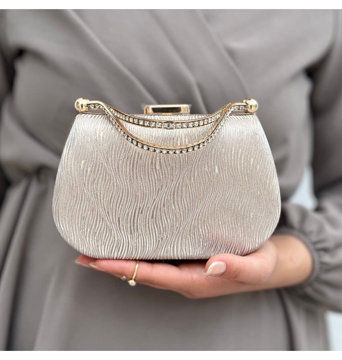 کیف دستی مجلسی زنانه she poly طلایی موجدار کیف دستی مجلسی زنانه she poly طلایی موجدار