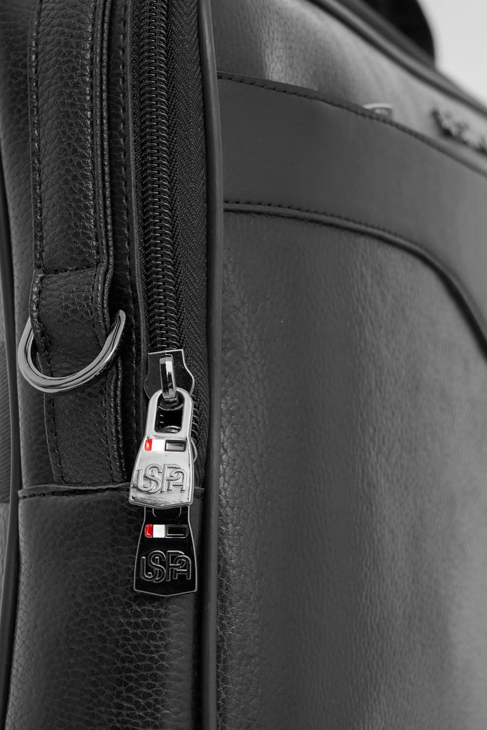 کیف اداری لپتاپ U.S. POLO ASSN. با بند شانهای مشکی مدل 25033-25034 کیف اداری لپتاپ U.S. POLO ASSN. با بند شانهای مشکی مدل 25033-25034