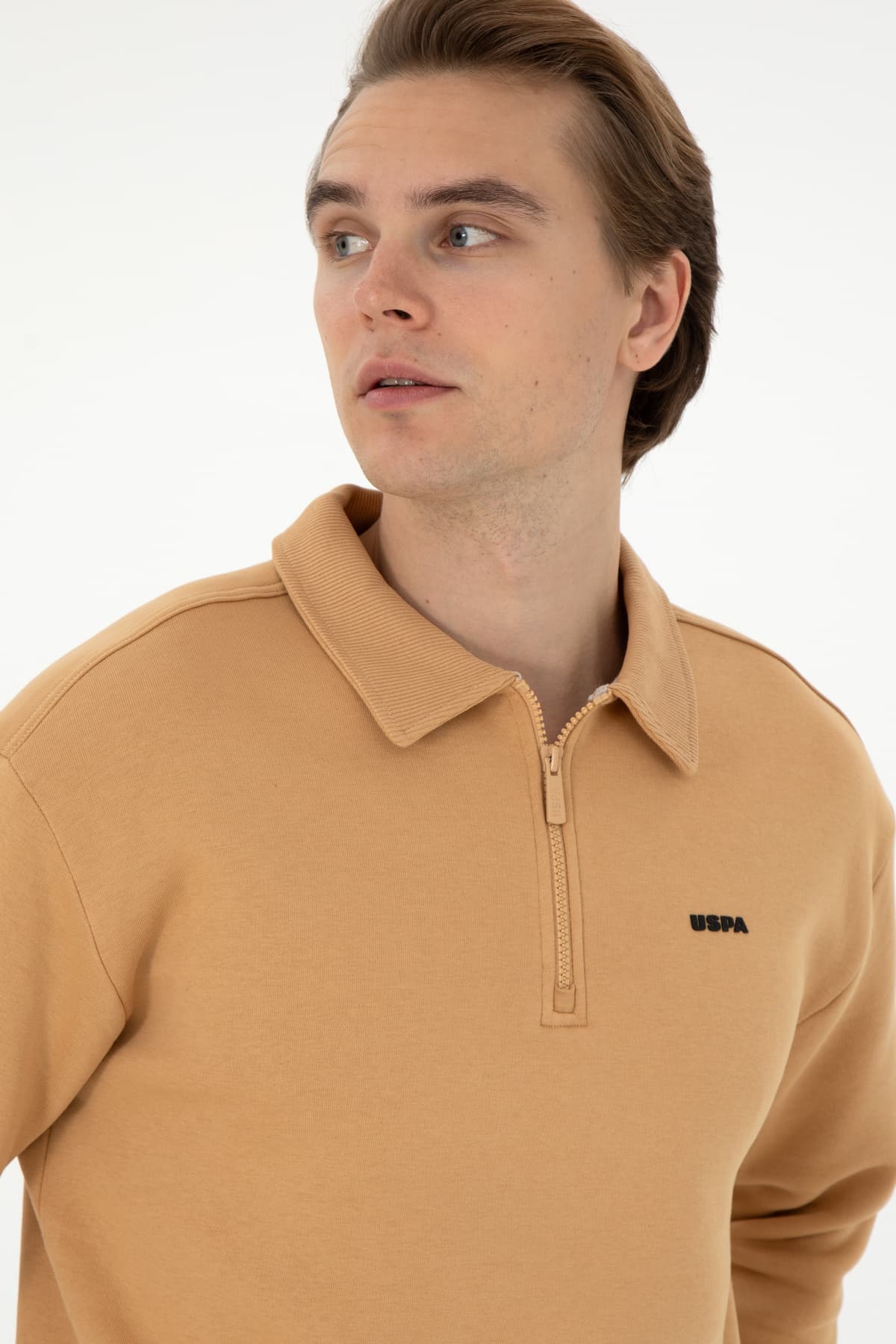 سویشرت مردانه U.S. Polo Assn. فیت راحت نیمزیپ شتری ساده مدل 50298265-VR015 سویشرت مردانه U.S. Polo Assn. فیت راحت نیمزیپ شتری ساده مدل 50298265-VR015