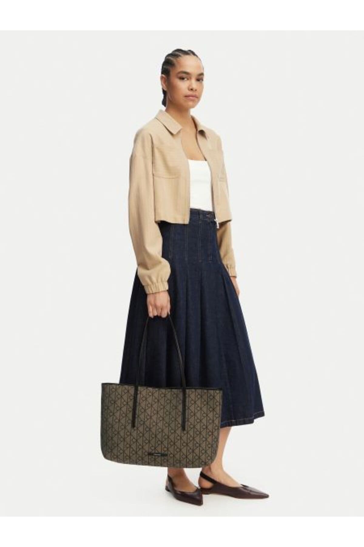 کیف توت زنانه Calvin Klein آنتراسیت AOP JACQUARD مدل EMBLEM کیف توت زنانه Calvin Klein آنتراسیت AOP JACQUARD مدل EMBLEM