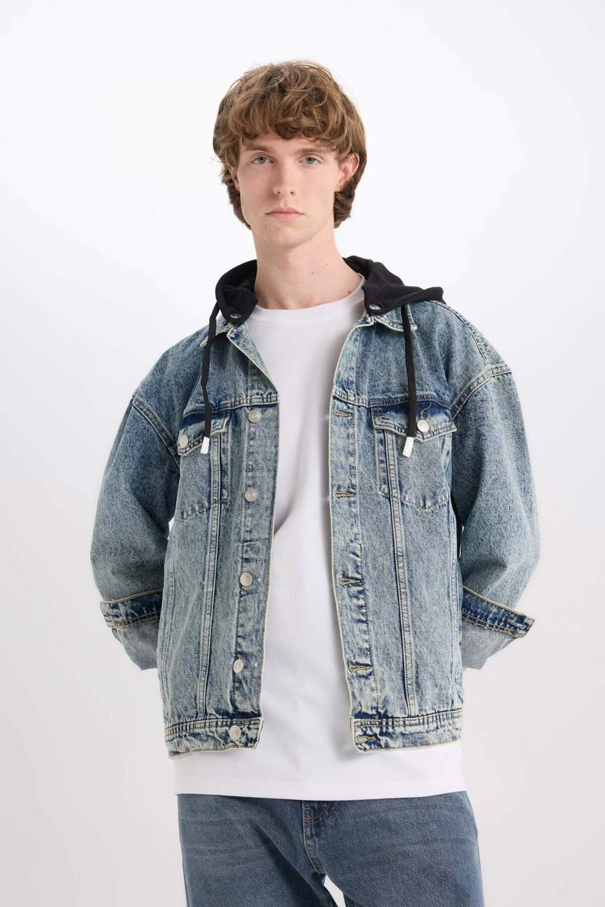 ژاکت دنیم مردانه Defacto %100 نخی اورسایز کلاهدار بهاره مدل D0417AX24AU ژاکت دنیم مردانه Defacto %100 نخی اورسایز کلاهدار بهاره مدل D0417AX24AU