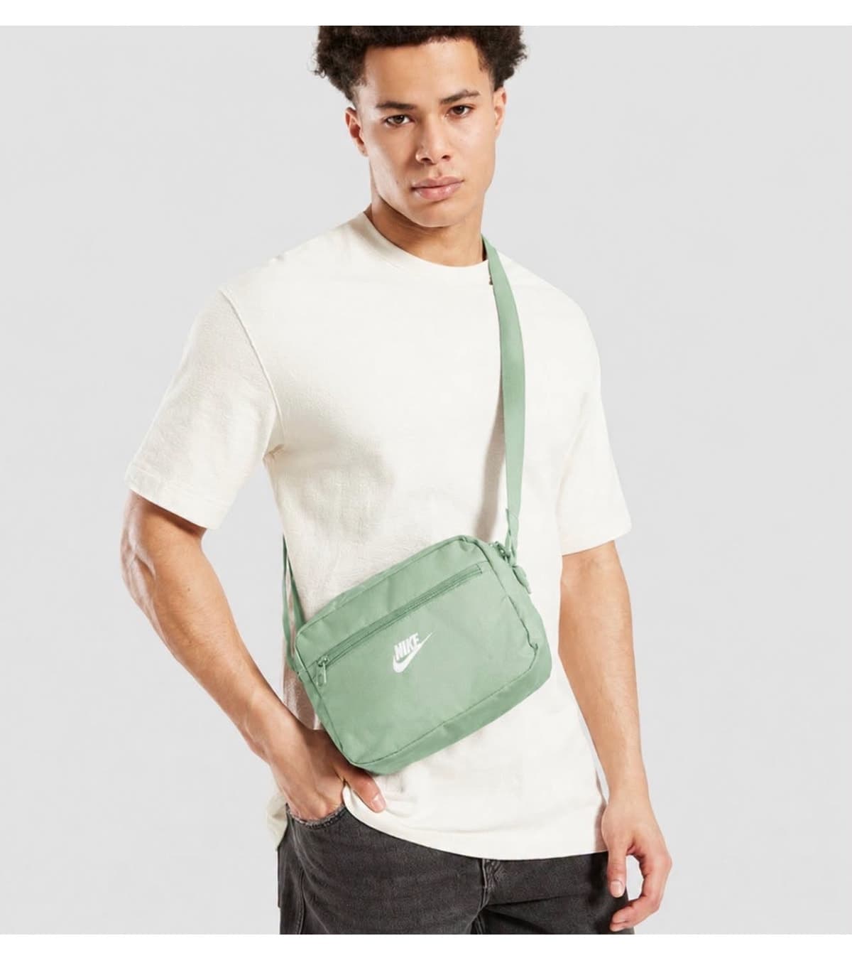 کیف زنانه Nike کراسبادی Heritage 2.0 (4L) کیف زنانه Nike کراسبادی Heritage 2.0 (4L)
