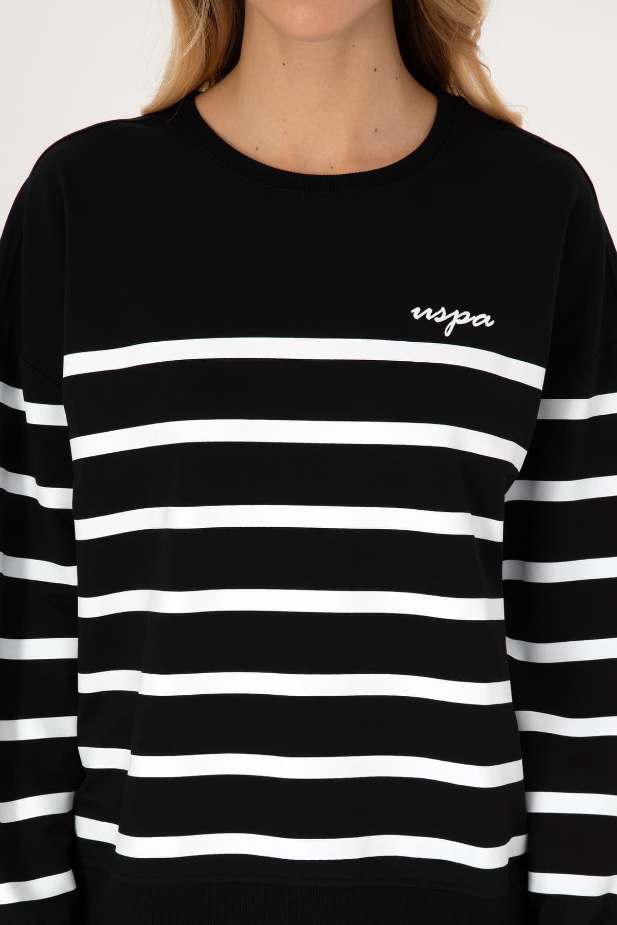 سوئیشرت زنانه U.S. Polo Assn. مشکی راهراه یقه گرد مدل 50313572-VR046 سوئیشرت زنانه U.S. Polo Assn. مشکی راهراه یقه گرد مدل 50313572-VR046