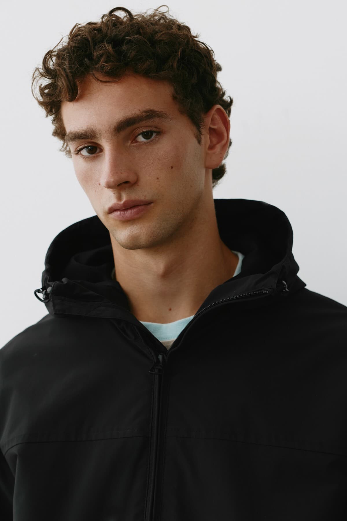 بارانی سبک کلاهدار Pull & Bear بارانی سبک کلاهدار Pull & Bear