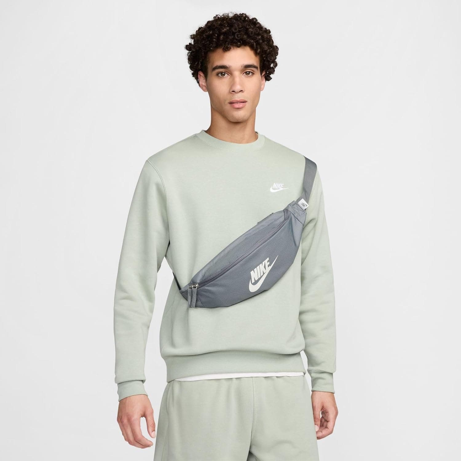 کیف کمری مردانه Nike Heritage خاکستری دودی و سفید کیف کمری مردانه Nike Heritage خاکستری دودی و سفید