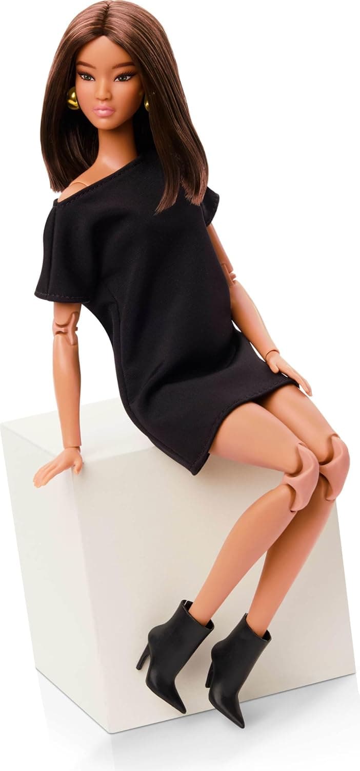 عروسک مد Barbie Basics با موهای کوتاه قهوهای، لباس مشکی و بوت نوکتیز مدل 01 JBH72 عروسک مد Barbie Basics با موهای کوتاه قهوهای، لباس مشکی و بوت نوکتیز مدل 01 JBH72