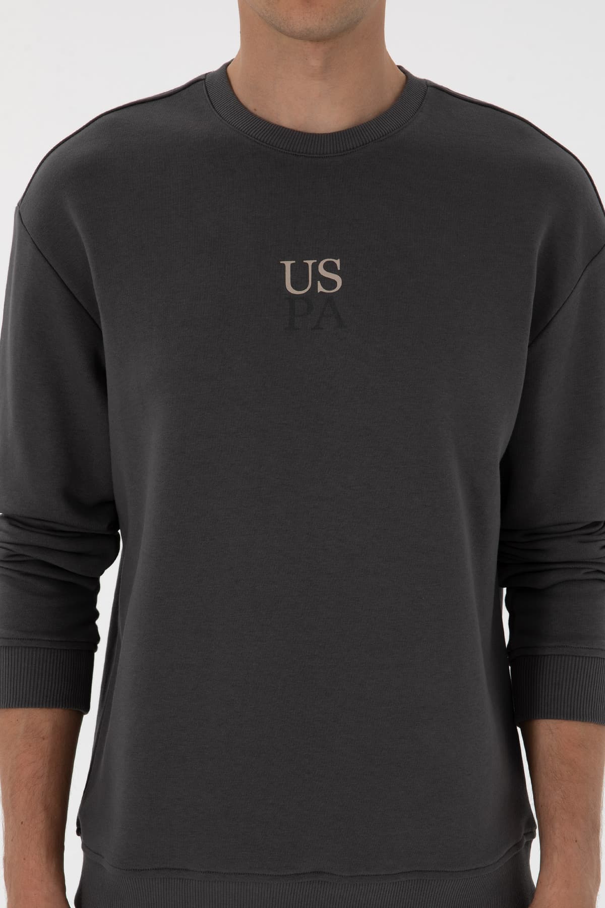 سویشرت مردانه U.S. Polo Assn. یقه گرد فیت کامفورت خاکستری تیره مدل 50313760-VR006 سویشرت مردانه U.S. Polo Assn. یقه گرد فیت کامفورت خاکستری تیره مدل 50313760-VR006