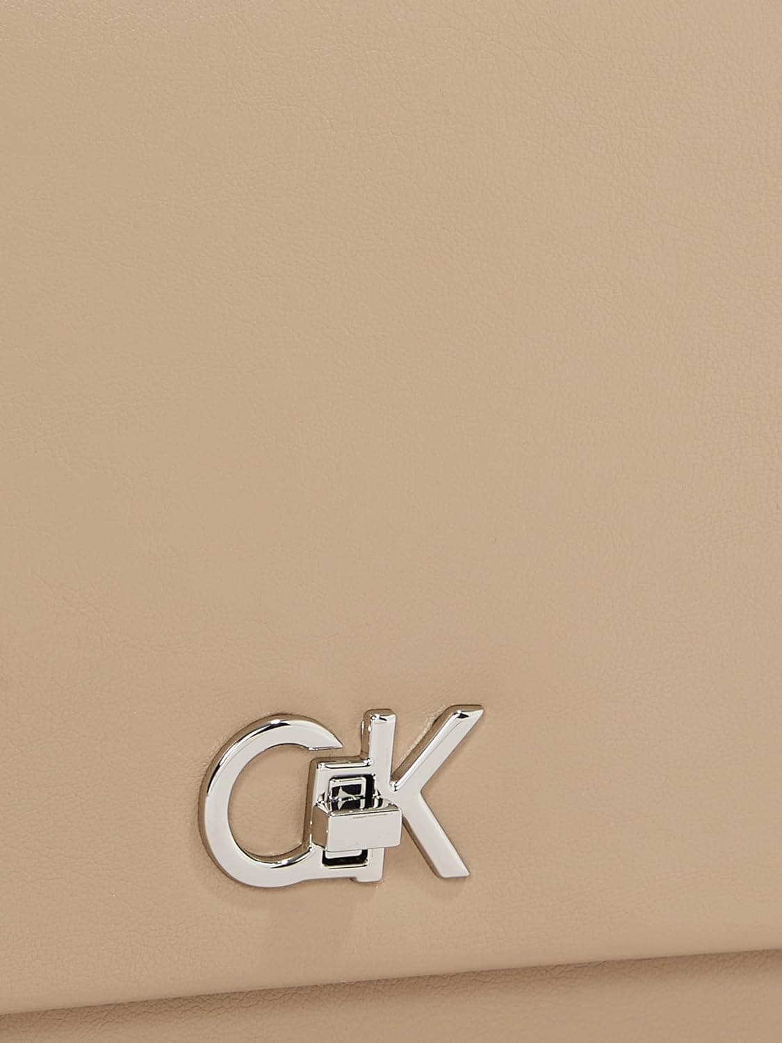 کیف دوشی زنانه Calvin Klein کشیده مدل Ck سایز OS کیف دوشی زنانه Calvin Klein کشیده مدل Ck سایز OS