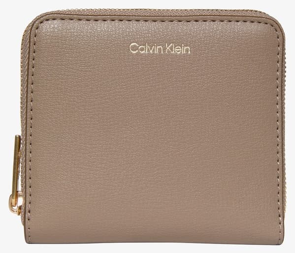 کیف پول زنانه Calvin Klein چرمی مشکی با زیپ و جیب سکه فلزی لوگو برجسته کیف پول زنانه Calvin Klein چرمی مشکی با زیپ و جیب سکه فلزی لوگو برجسته