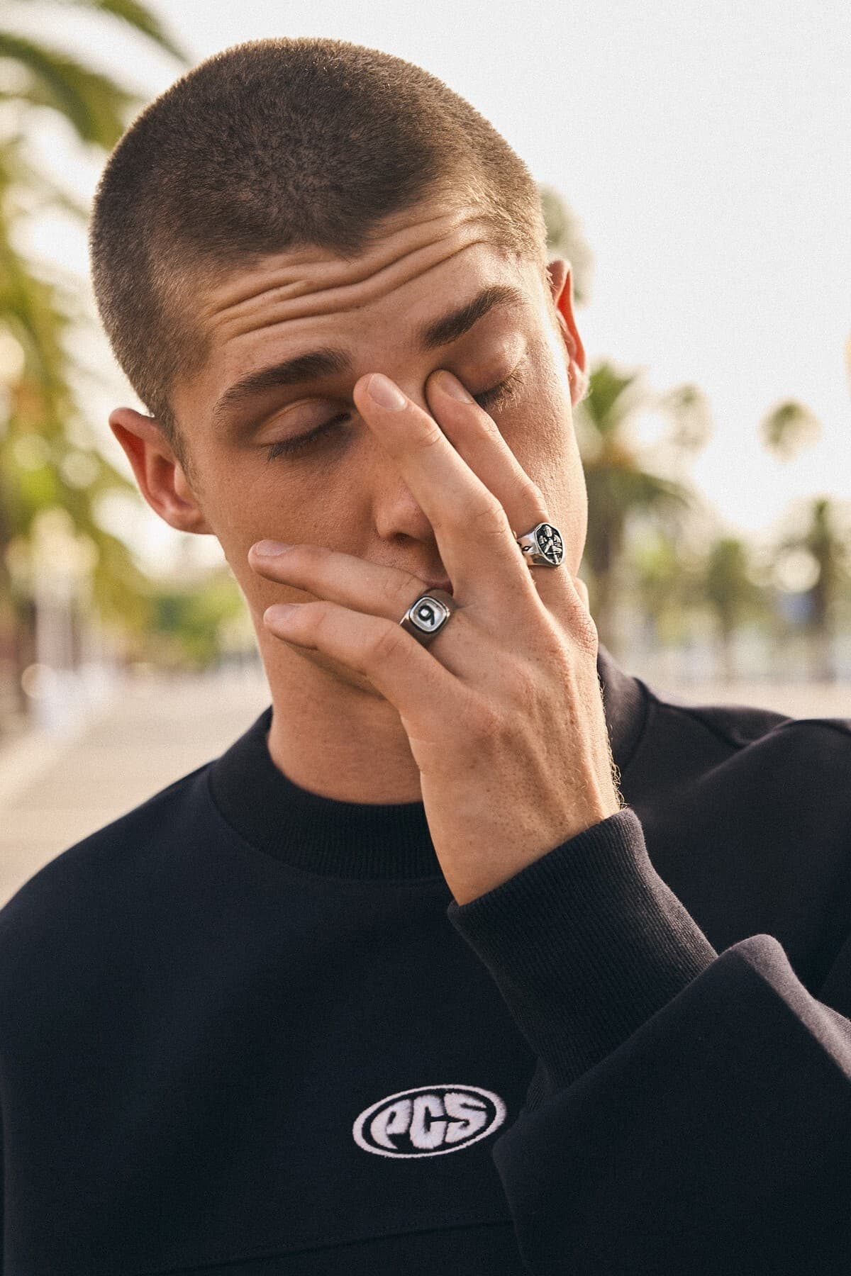 سوئیشرت مردانه Bershka یقه گرد با وصله سوئیشرت مردانه Bershka یقه گرد با وصله