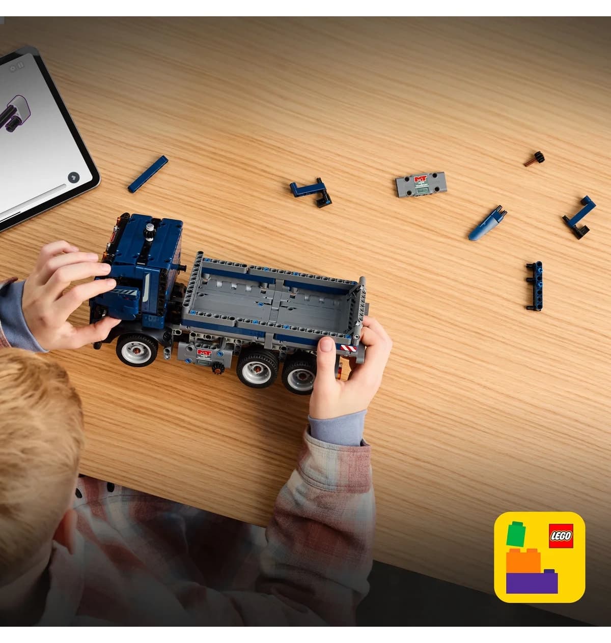 لگو سری Technic کامیون کمپرسیدار مدل 42203 با 462 قطعه لگو سری Technic کامیون کمپرسیدار مدل 42203 با 462 قطعه