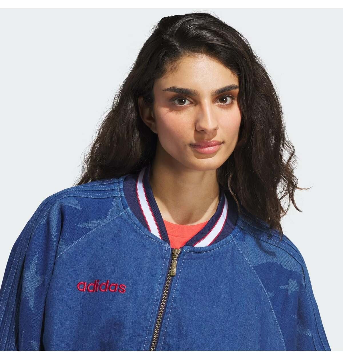 ژاکت زنانه adidas از جین با طرح گرافیکی مدل SST Varsity Bomber ژاکت زنانه adidas از جین با طرح گرافیکی مدل SST Varsity Bomber