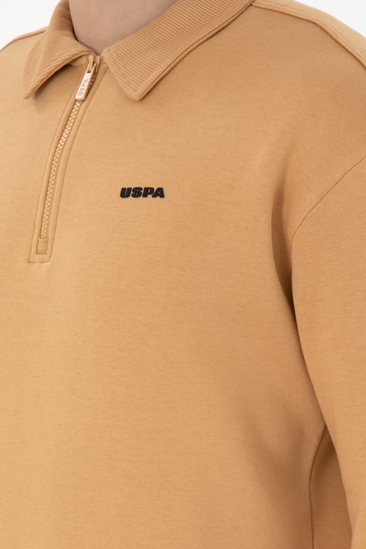 سویشرت مردانه U.S. Polo Assn. فیت راحت نیمزیپ شتری ساده مدل 50298265-VR015 سویشرت مردانه U.S. Polo Assn. فیت راحت نیمزیپ شتری ساده مدل 50298265-VR015