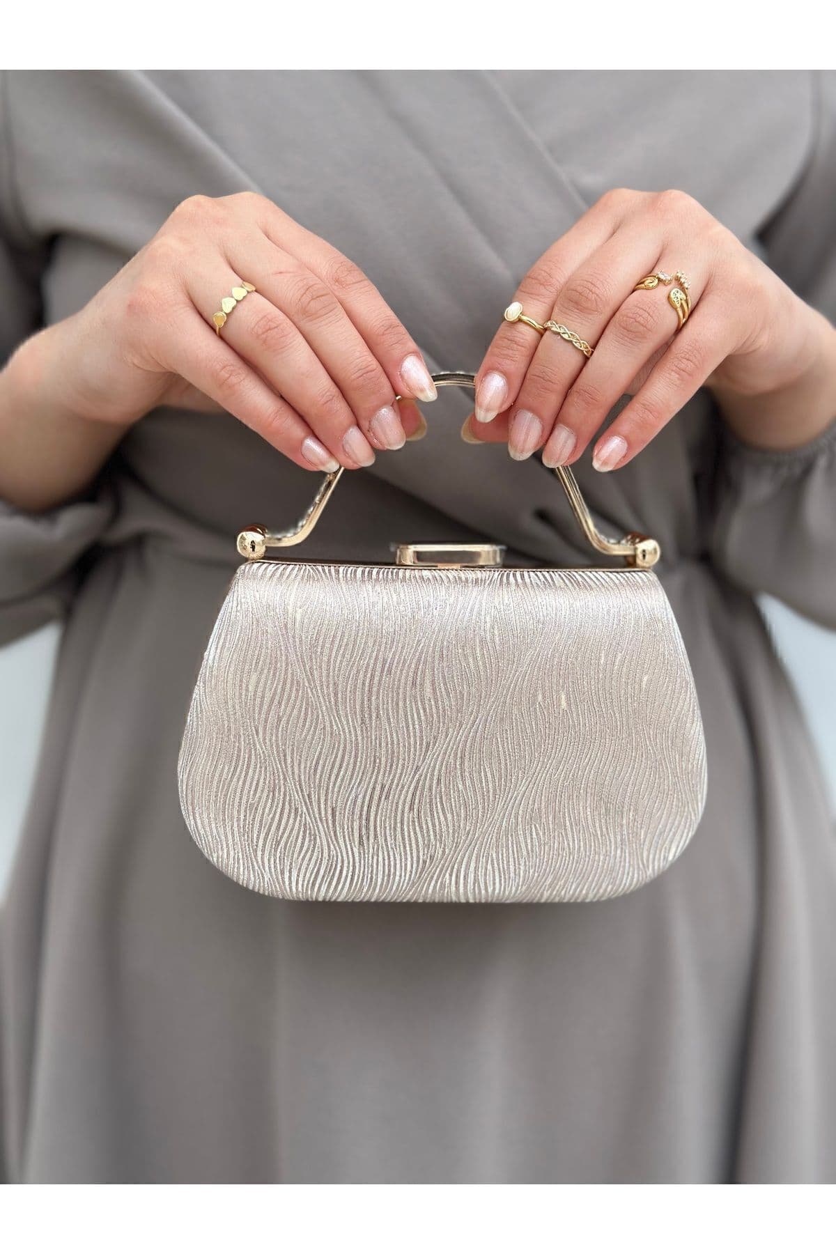 کیف دستی مجلسی زنانه she poly طلایی موجدار کیف دستی مجلسی زنانه she poly طلایی موجدار
