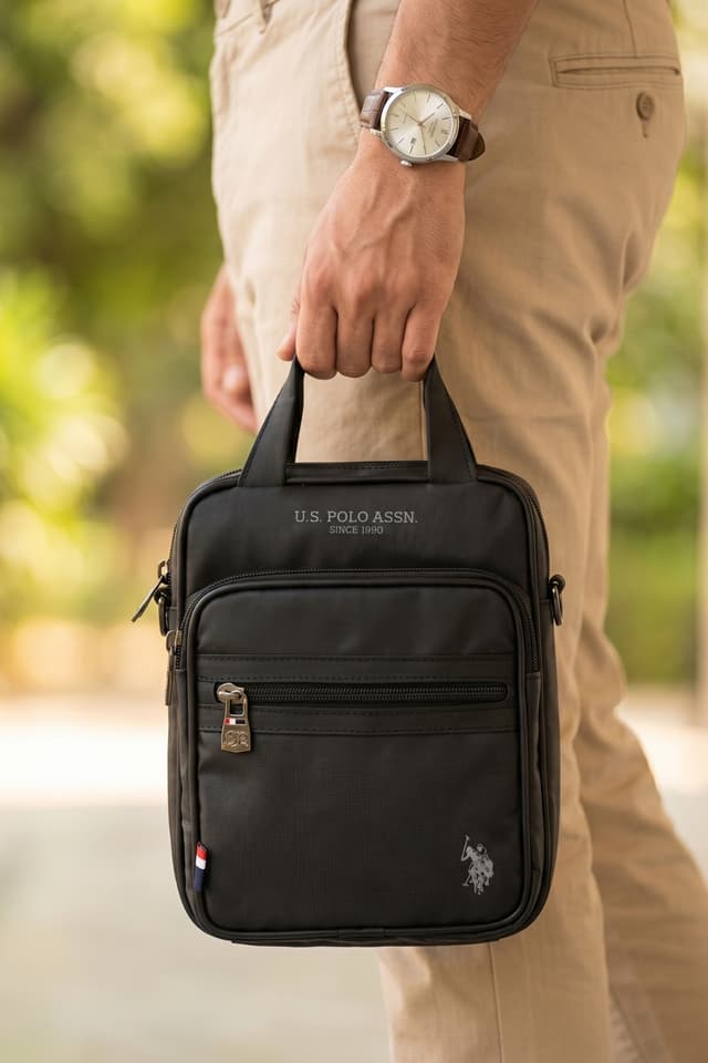 کیف پستچی مردانه U.S. Polo Assn. مشکی با بند شانهای مدل 26038 کیف پستچی مردانه U.S. Polo Assn. مشکی با بند شانهای مدل 26038