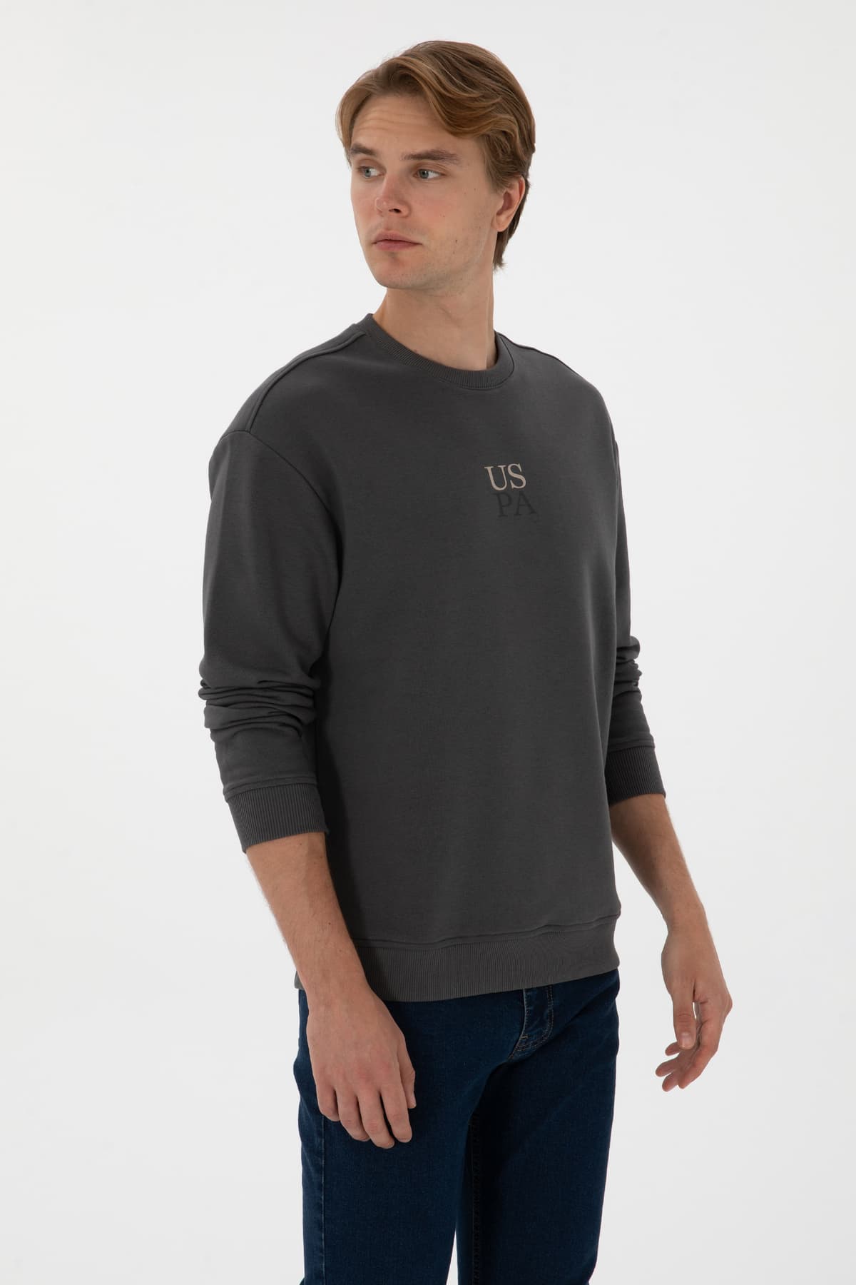 سویشرت مردانه U.S. Polo Assn. یقه گرد فیت کامفورت خاکستری تیره مدل 50313760-VR006 سویشرت مردانه U.S. Polo Assn. یقه گرد فیت کامفورت خاکستری تیره مدل 50313760-VR006