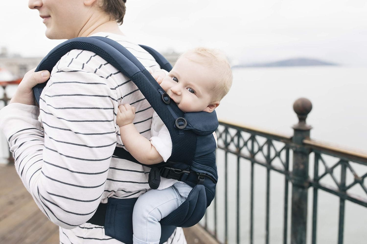 کیریر حمل کودک Ergobaby مدل Omni 360 با مش خنک آبی سرمهای کیریر حمل کودک Ergobaby مدل Omni 360 با مش خنک آبی سرمهای