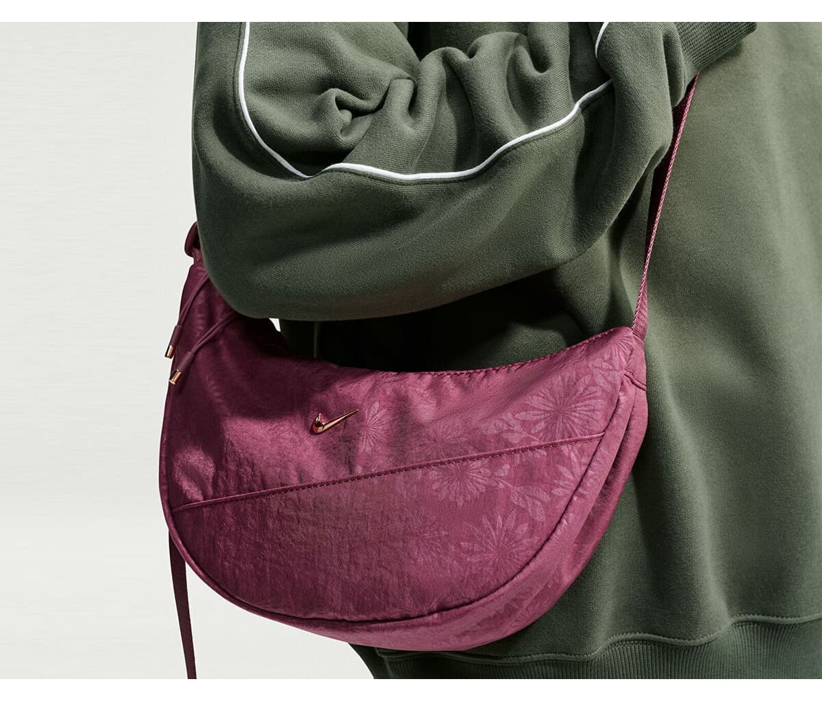 کیف دوشی زنانه Nike گلدار مدل AURA CRESCENT CROSSBODY کیف دوشی زنانه Nike گلدار مدل AURA CRESCENT CROSSBODY