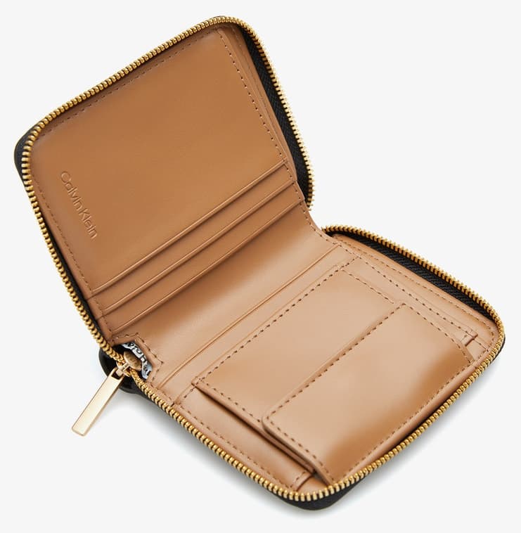کیف پول زنانه Calvin Klein چرمی مشکی با زیپ و جیب سکه فلزی لوگو برجسته کیف پول زنانه Calvin Klein چرمی مشکی با زیپ و جیب سکه فلزی لوگو برجسته