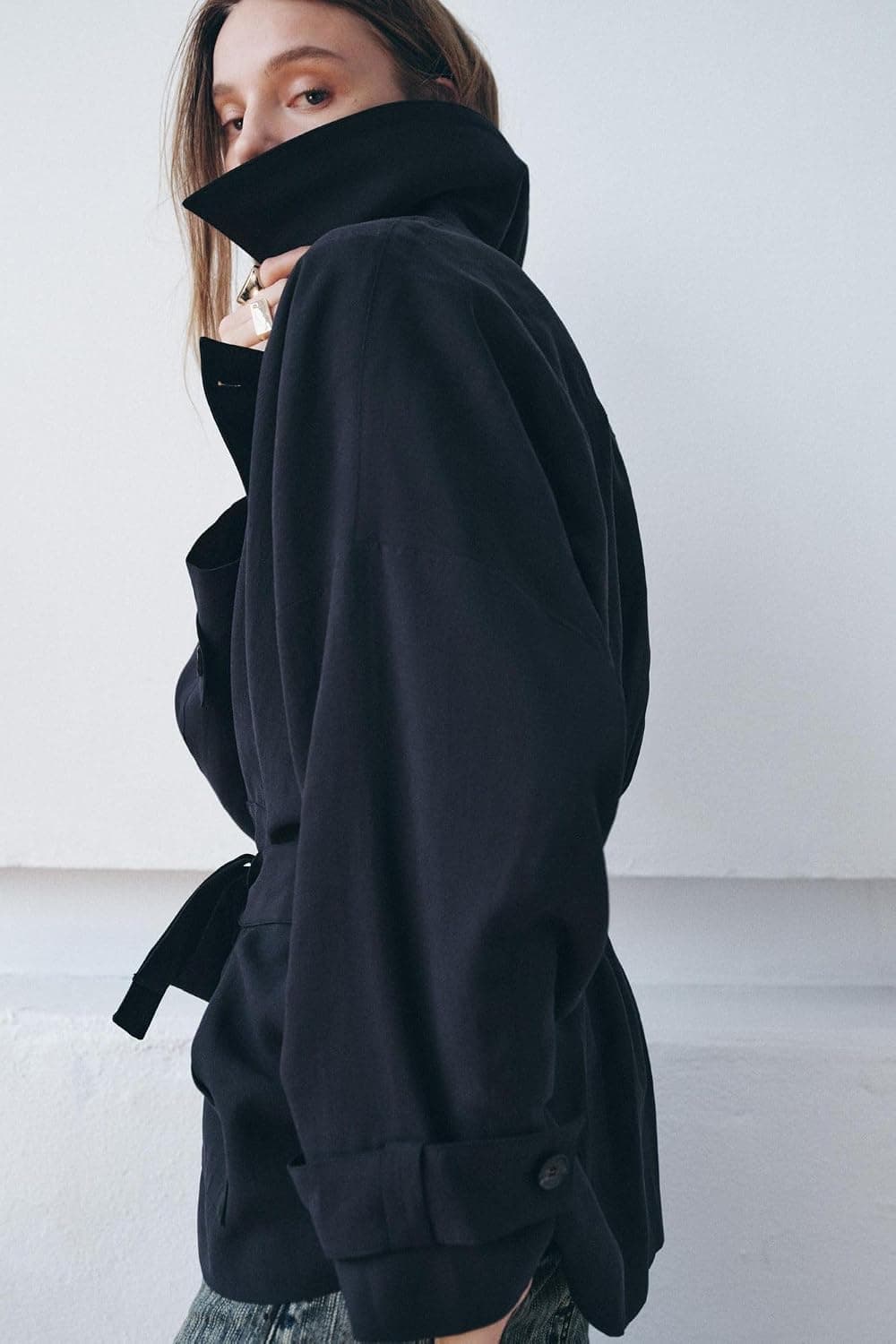ترنچ کت زنانه Zara کوتاه ریزشی سرمهای مدل W.blazer ZW Collection ترنچ کت زنانه Zara کوتاه ریزشی سرمهای مدل W.blazer ZW Collection