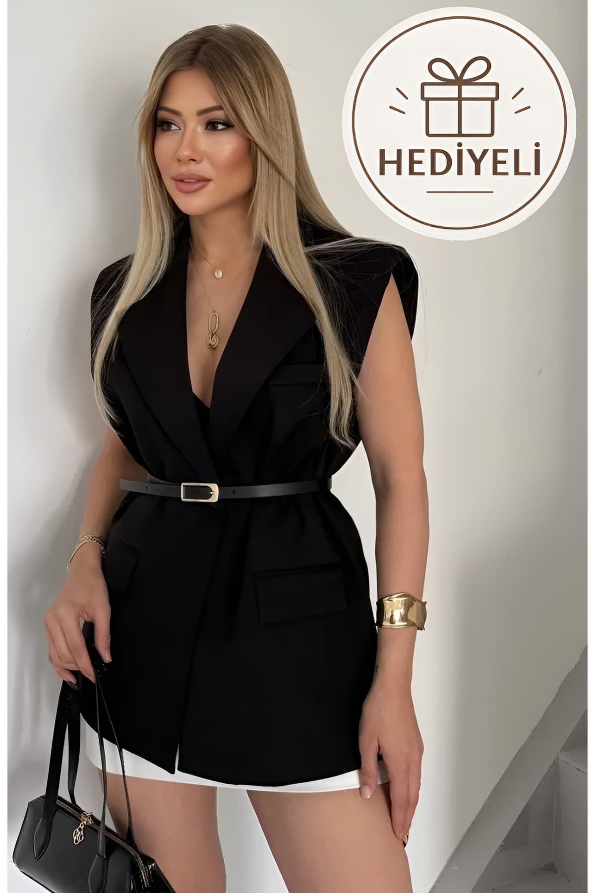 جلیقه زنانه Nadrina Gold وتدار با کمربند توکادار اورسایز جلیقه زنانه Nadrina Gold وتدار با کمربند توکادار اورسایز