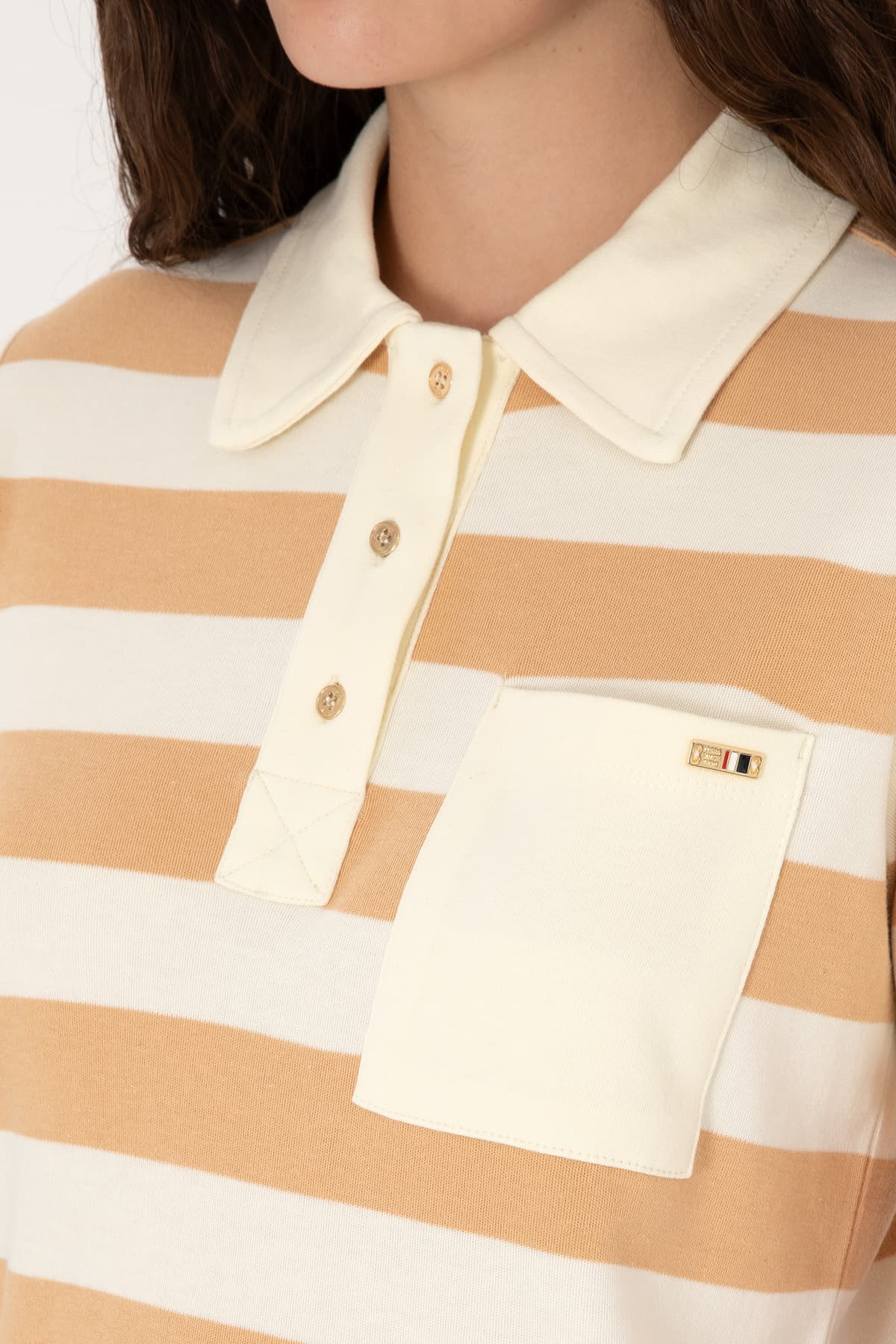 تیشرت زنانه U.S. Polo Assn. یقه پولو جیبدار شتری مدل 50306713-VR015 تیشرت زنانه U.S. Polo Assn. یقه پولو جیبدار شتری مدل 50306713-VR015