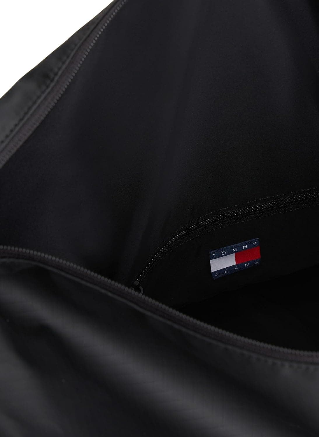 ساک ورزشی مردانه Tommy Hilfiger TJM DAILY TECH DUFFLE مشکی OS ساک ورزشی مردانه Tommy Hilfiger TJM DAILY TECH DUFFLE مشکی OS