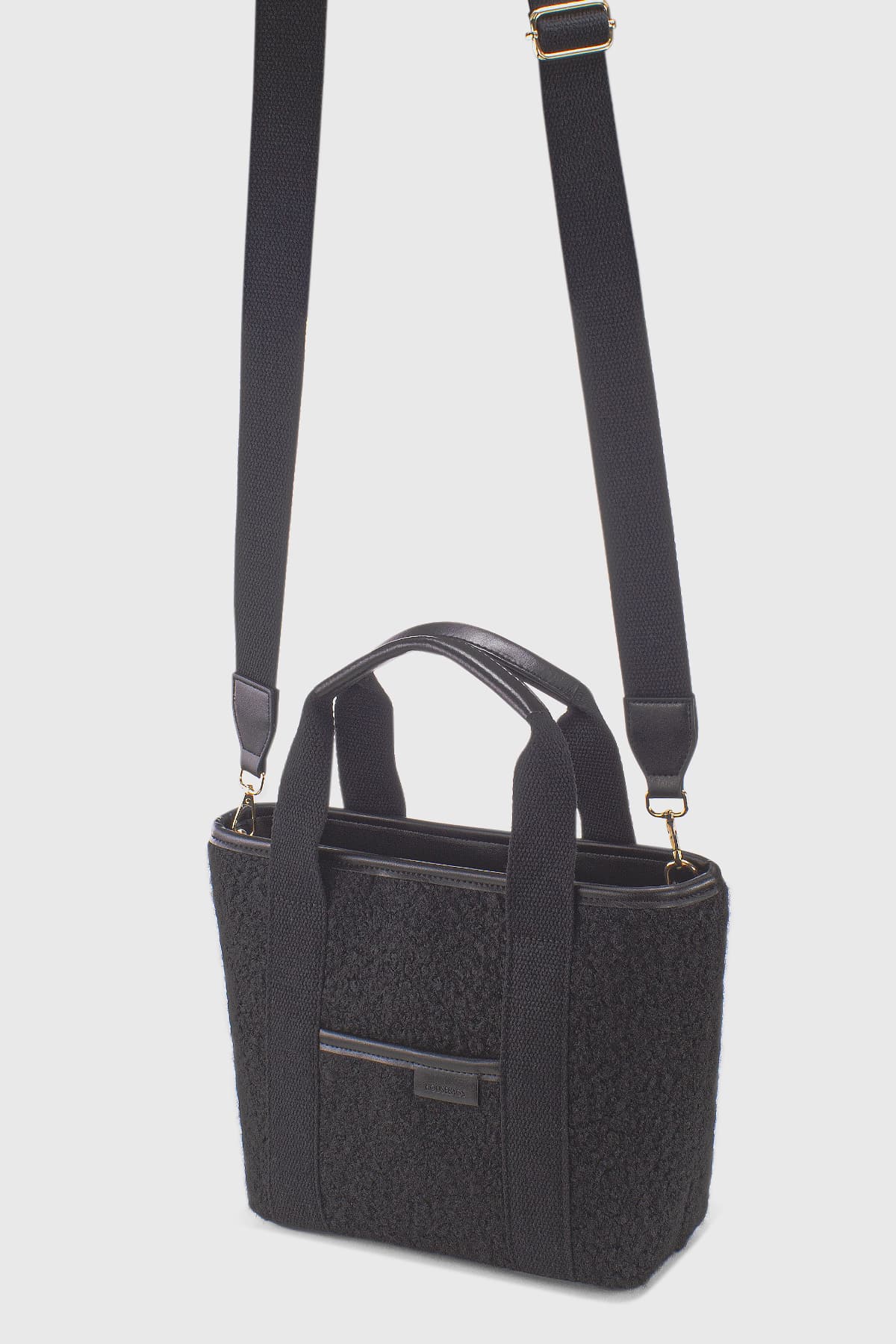 کیف زنانه Housebags کانواس مشکی با خز مصنوعی دو دسته مدل 246 کیف زنانه Housebags کانواس مشکی با خز مصنوعی دو دسته مدل 246