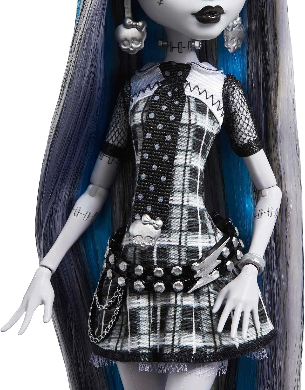 عروسک کلکسیونی Monster High Frankie Stein مدل Reel Drama سیاهوسفید با پوسترهای هماندازه عروسک و واقعی عروسک کلکسیونی Monster High Frankie Stein مدل Reel Drama سیاهوسفید با پوسترهای هماندازه عروسک و واقعی