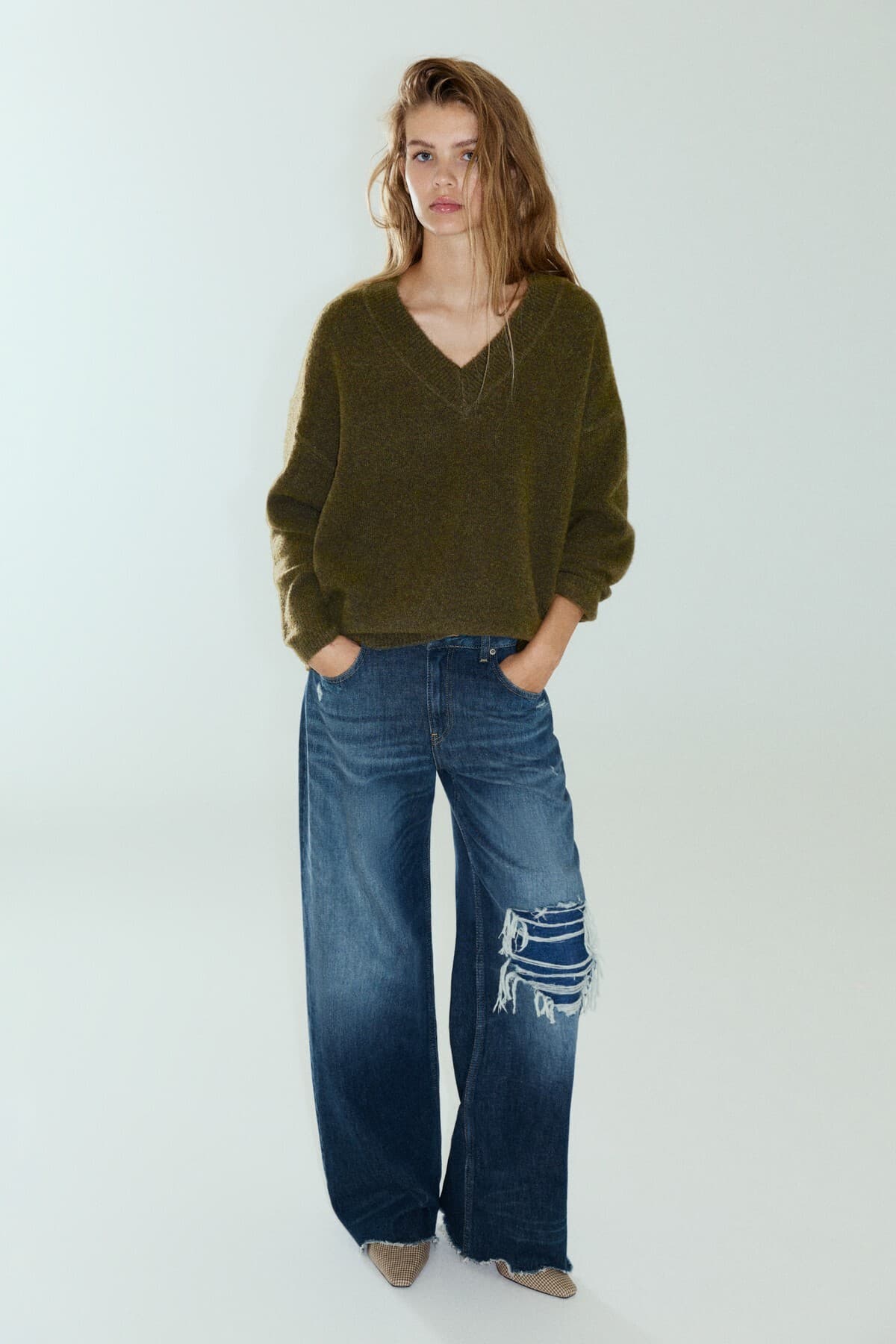 پلیور زنانه Pull & Bear فیت بوکسی یقه V پلیور زنانه Pull & Bear فیت بوکسی یقه V