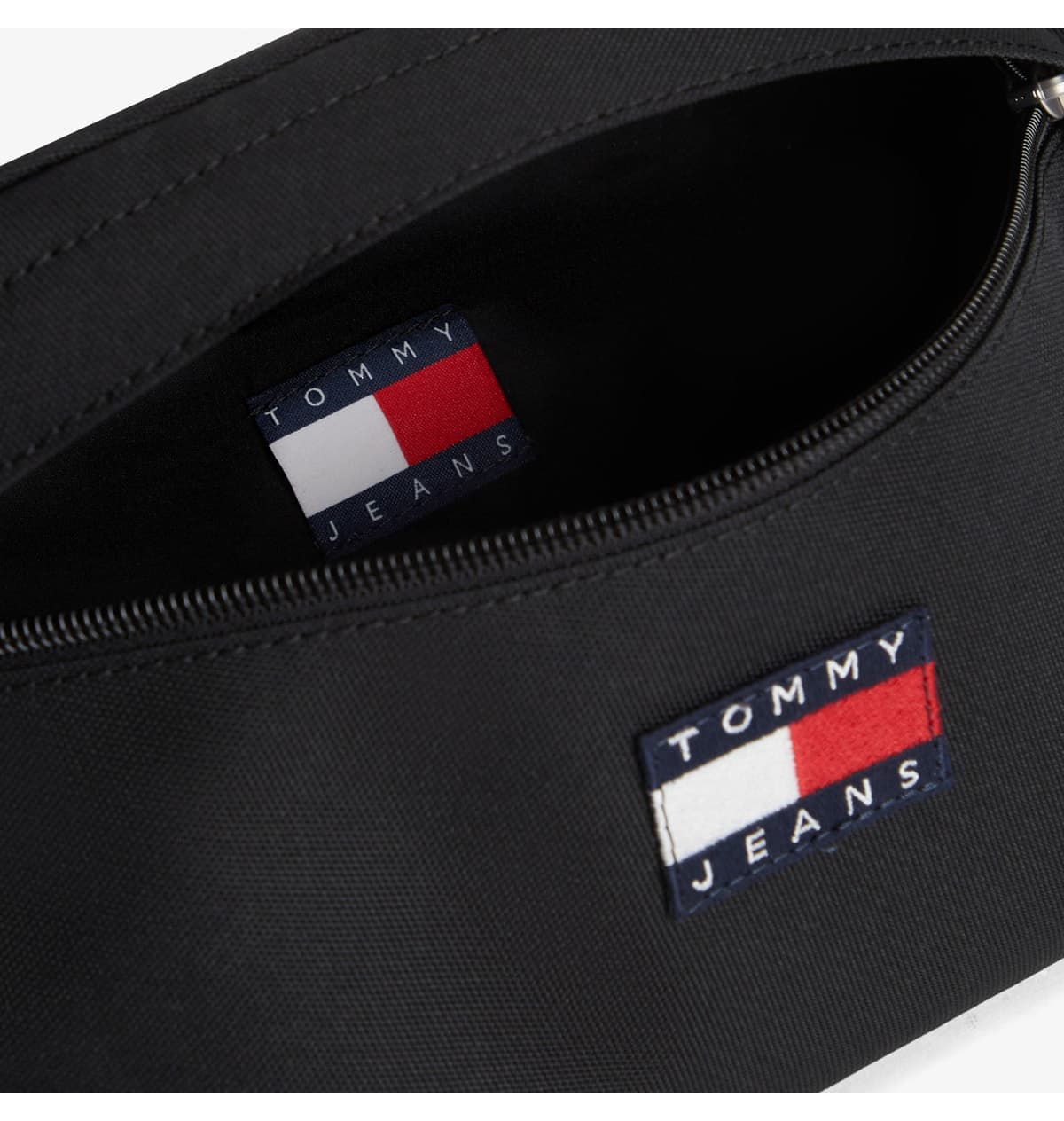 کیف کمری مردانه Tommy Hilfiger مشکی لوگودار مناسب استفاده روزمره کیف کمری مردانه Tommy Hilfiger مشکی لوگودار مناسب استفاده روزمره