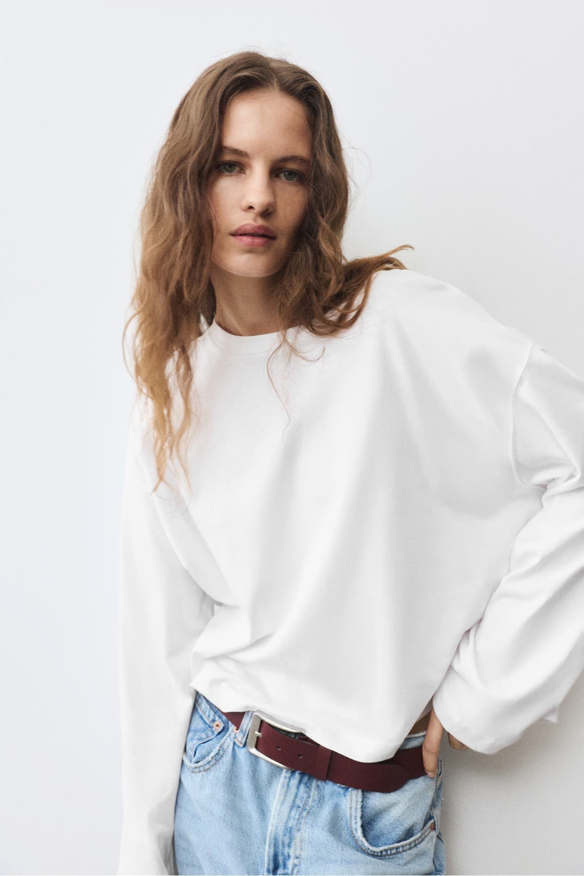 تیشرت زنانه Pull & Bear آستین بلند باکسی تیشرت زنانه Pull & Bear آستین بلند باکسی