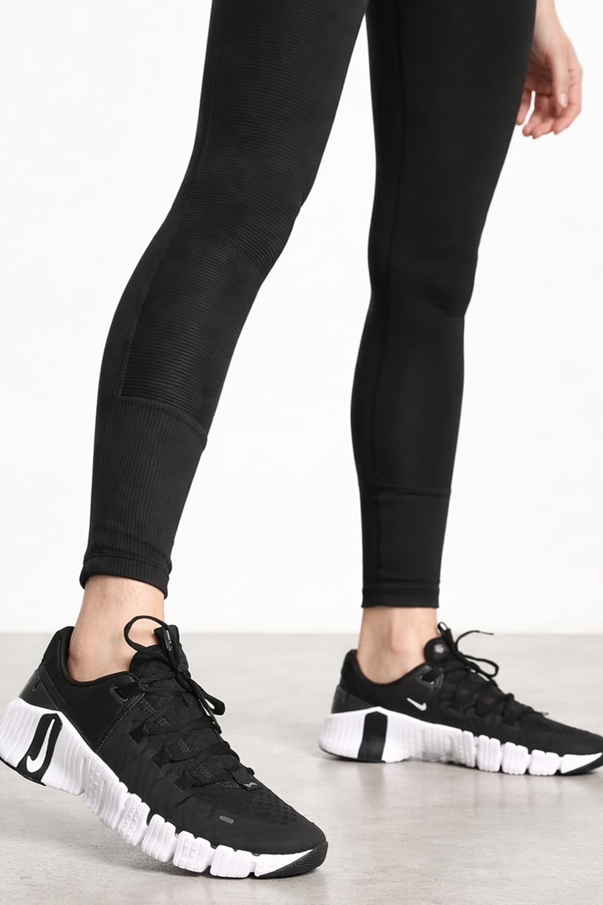 کفش تمرینی زنانه Nike مشکی مدل Free Metcon 5 کفش تمرینی زنانه Nike مشکی مدل Free Metcon 5