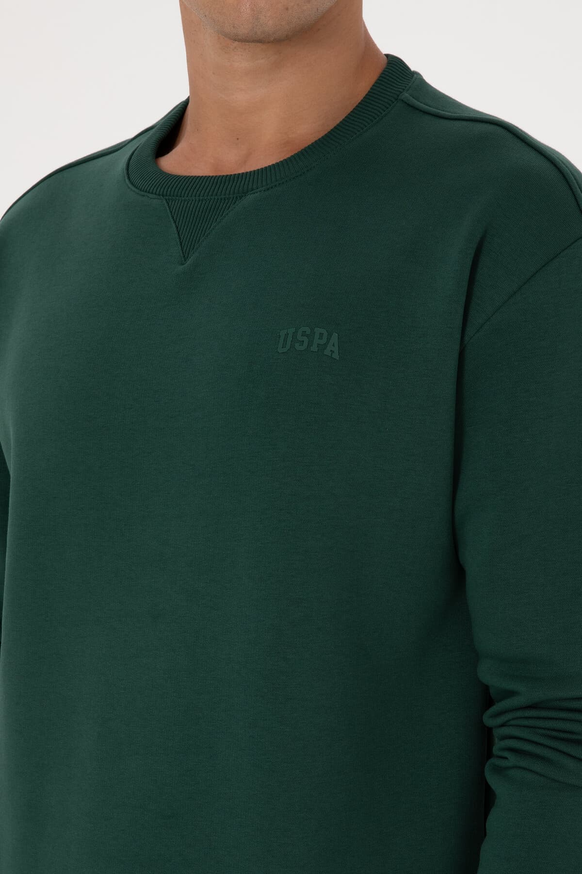 سویشرت مردانه U.S. Polo Assn. کامفورت فیت یقه گرد پرزدار سبز تیره مدل 50313757-VR079 سویشرت مردانه U.S. Polo Assn. کامفورت فیت یقه گرد پرزدار سبز تیره مدل 50313757-VR079