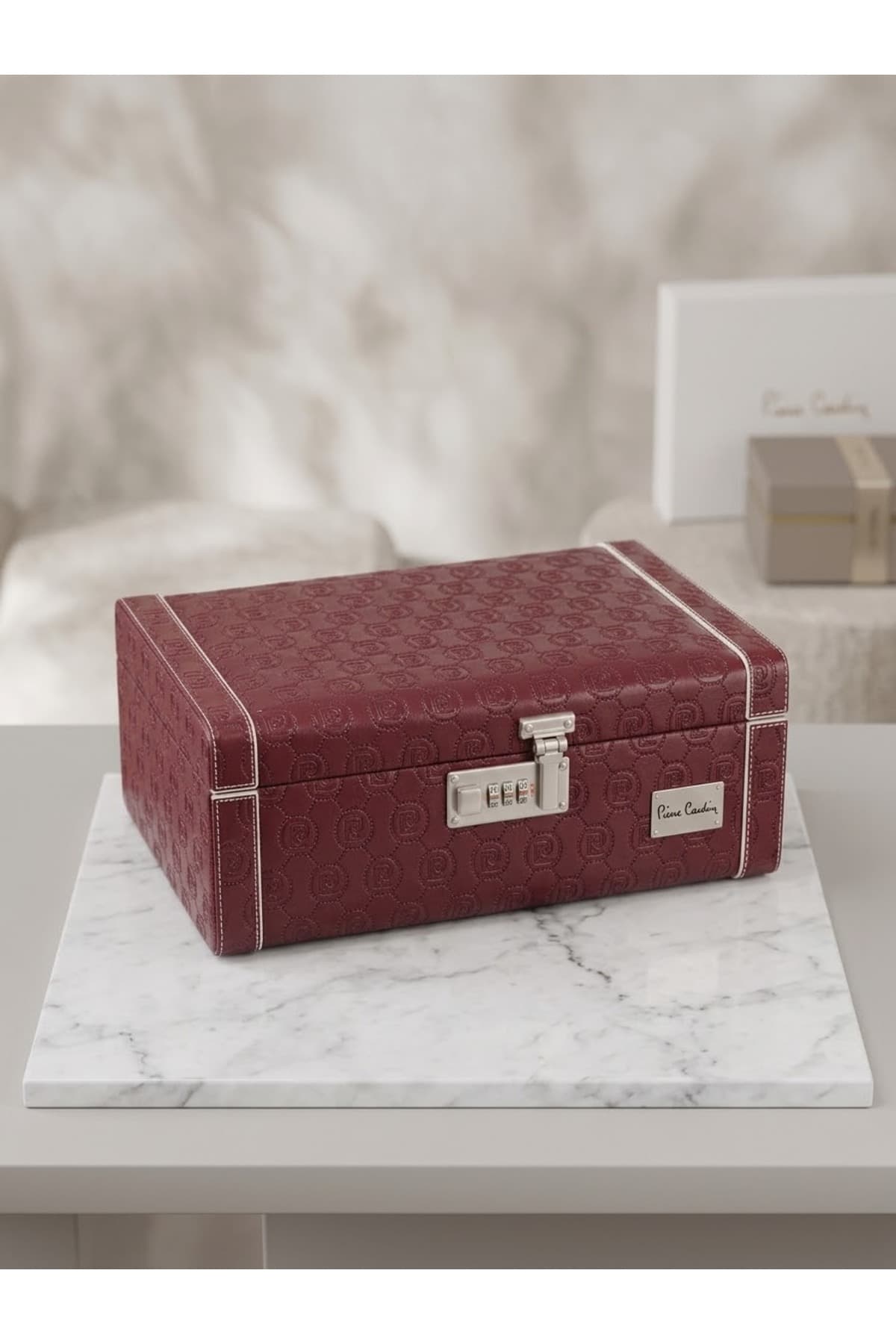جعبه آرایش و اصلاح Pierre Cardin چرمی مربع با قفل رمزی زرشکی جعبه آرایش و اصلاح Pierre Cardin چرمی مربع با قفل رمزی زرشکی