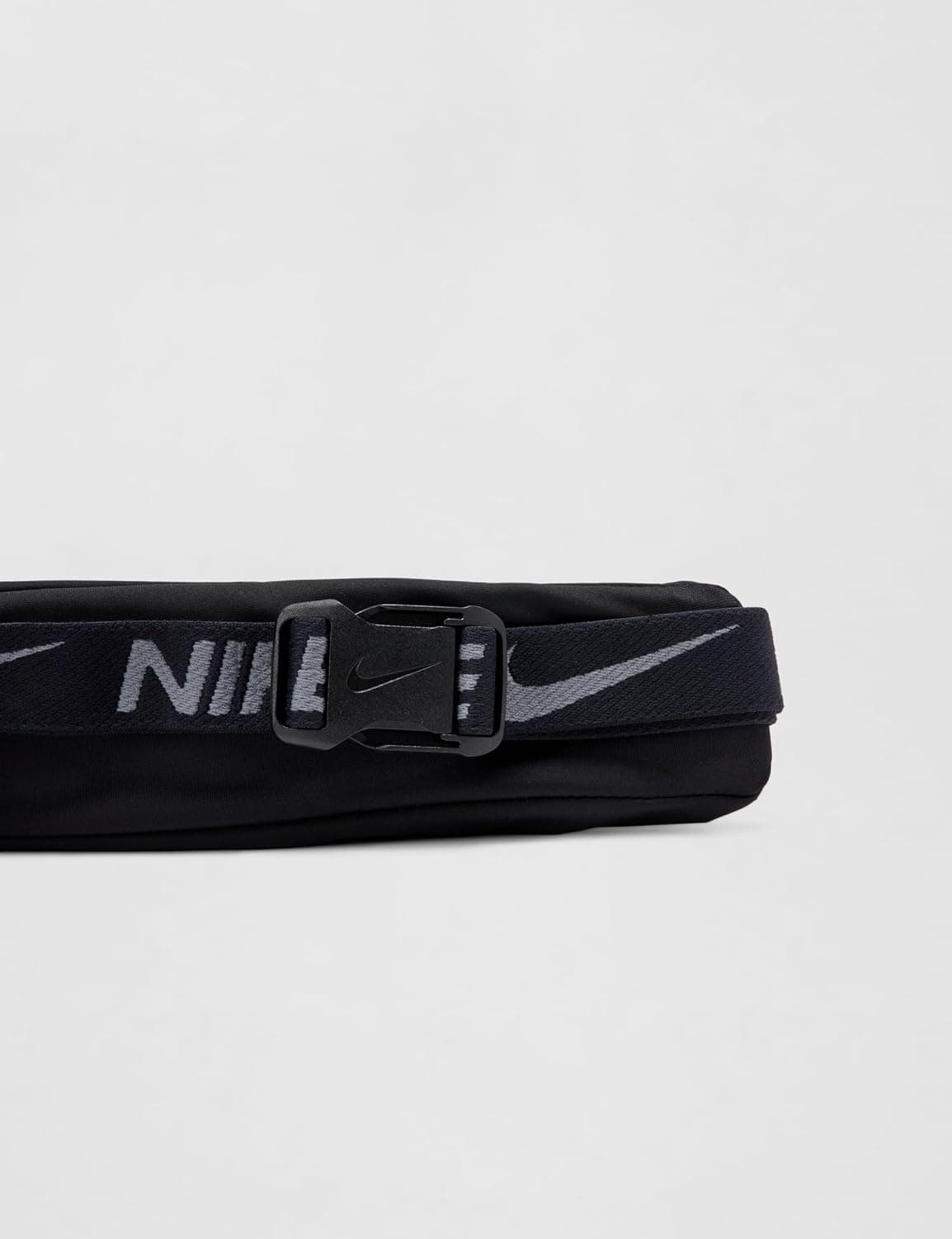 بطری آب Nike Slim 4 مشکی/مشکی/نقرهای تک سایز بطری آب Nike Slim 4 مشکی/مشکی/نقرهای تک سایز