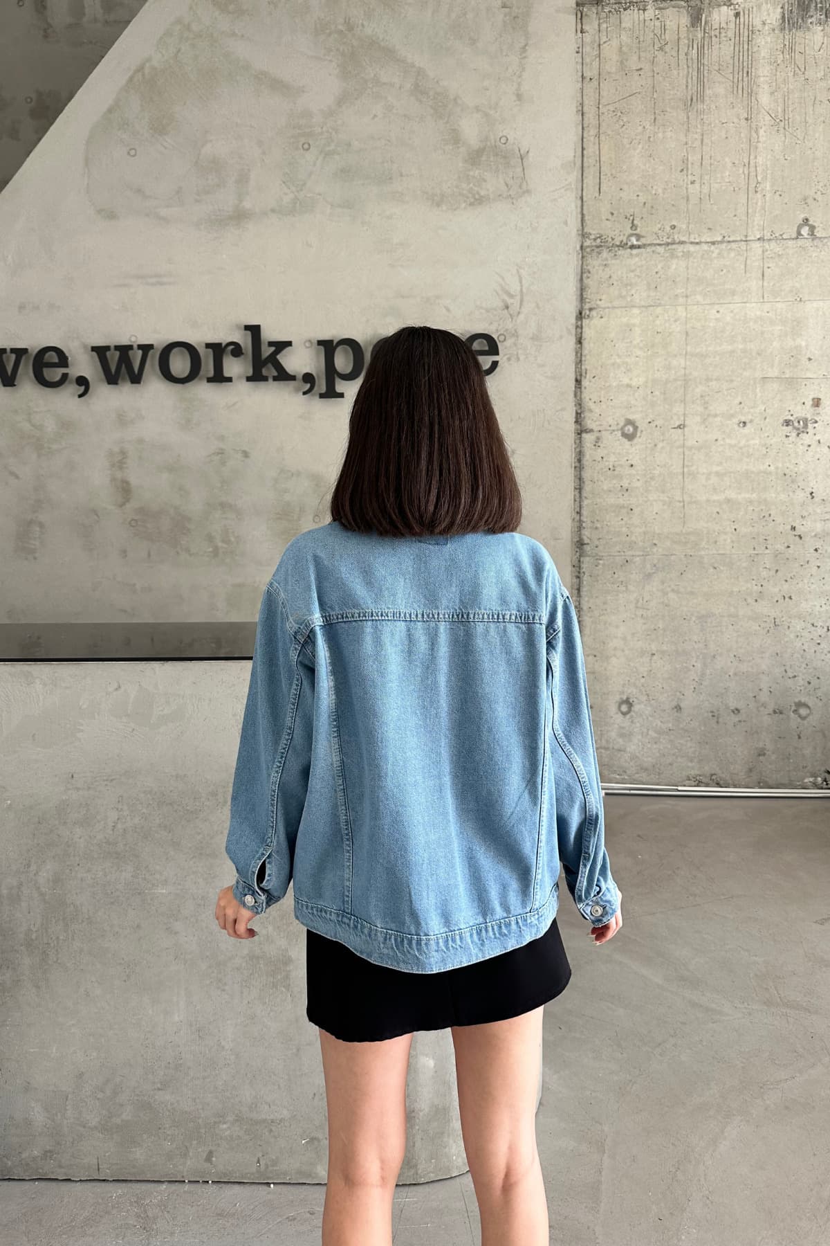 کت جین زنانه XRAY JEANS بلند دکمهدار اورسایز آبی یخی کت جین زنانه XRAY JEANS بلند دکمهدار اورسایز آبی یخی