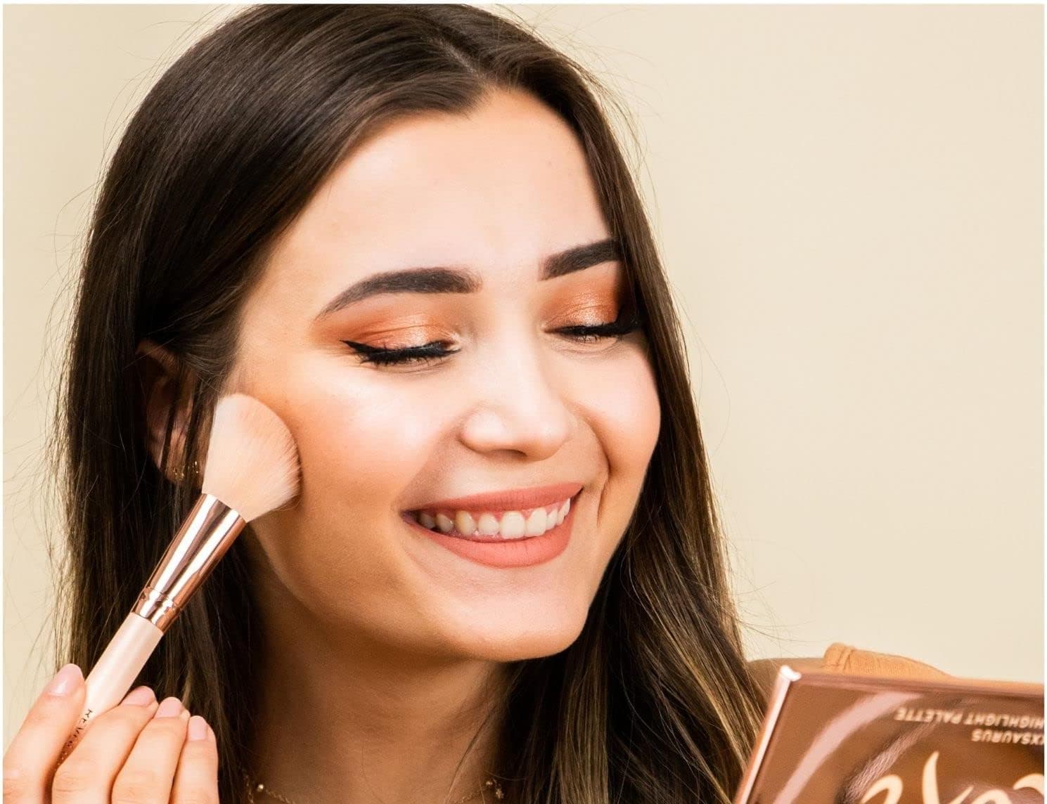 پالت هایلایت و کانتور Makeup Revolution X Roxxsaurus با ۸ رنگ، 20 G پالت هایلایت و کانتور Makeup Revolution X Roxxsaurus با ۸ رنگ، 20 G