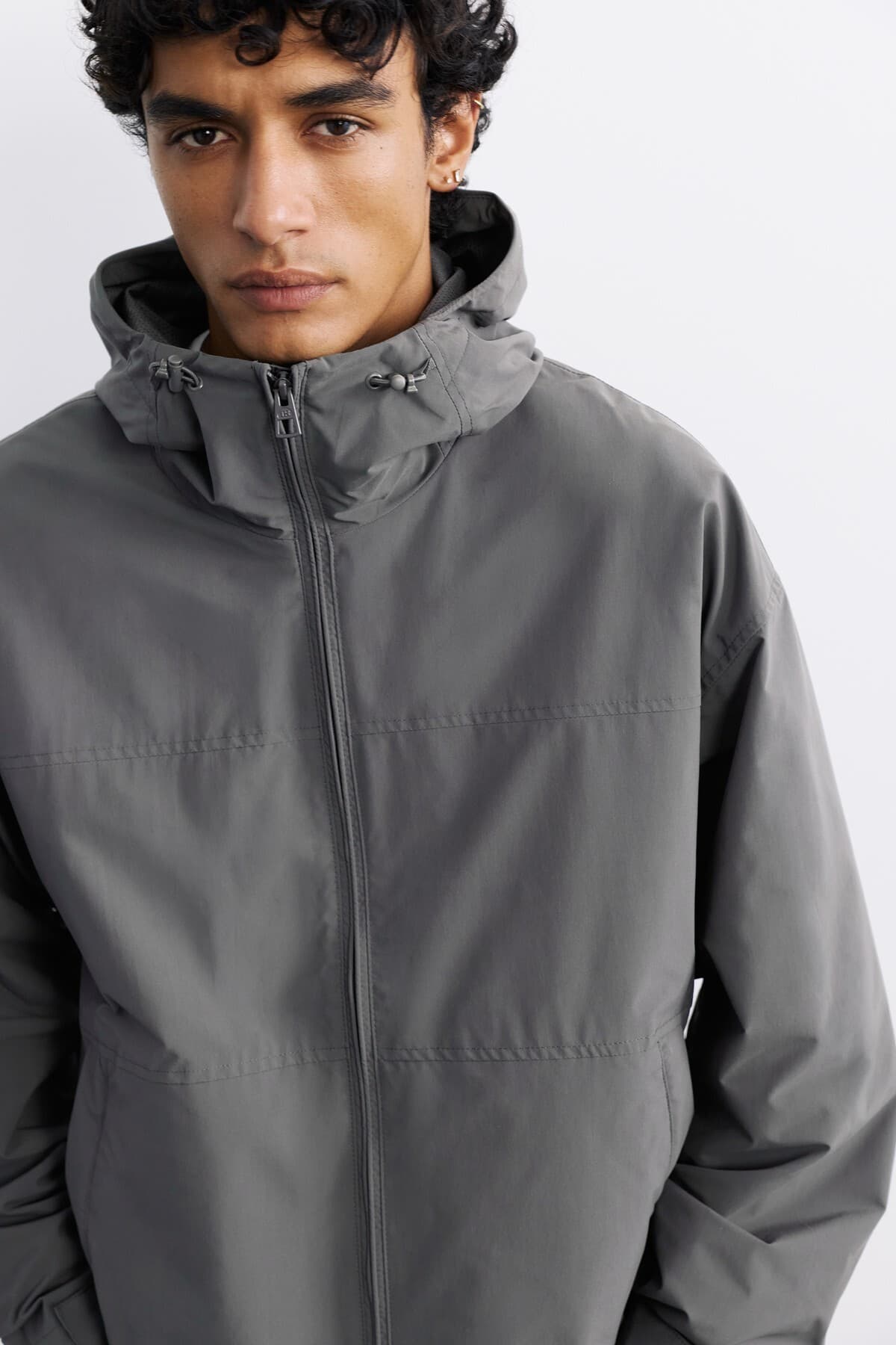 بارانی مردانه Pull & Bear سبک کلاهدار بارانی مردانه Pull & Bear سبک کلاهدار