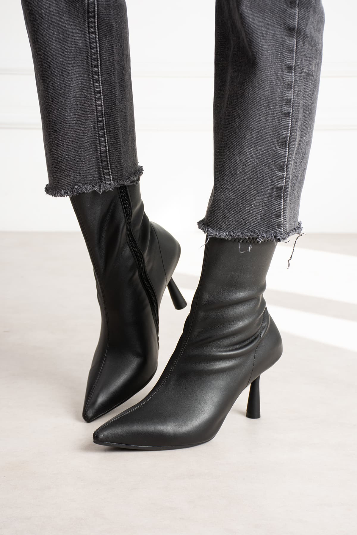 بوت زنانه dabab shoes مدل MARYA مشکی چرمی پاشنه نازک ۷ سانتیمتر بوت زنانه dabab shoes مدل MARYA مشکی چرمی پاشنه نازک ۷ سانتیمتر