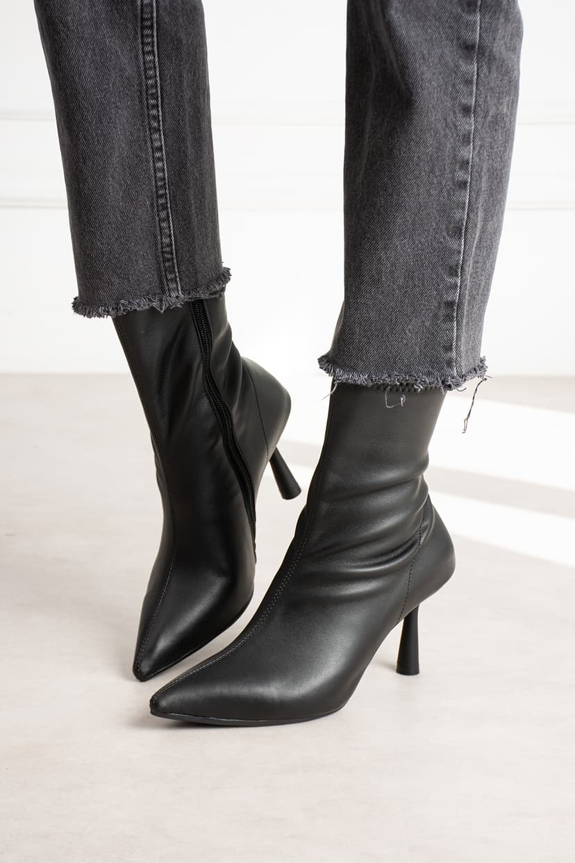 بوت زنانه dabab shoes مدل MARYA مشکی چرمی پاشنه نازک ۷ سانتیمتر بوت زنانه dabab shoes مدل MARYA مشکی چرمی پاشنه نازک ۷ سانتیمتر