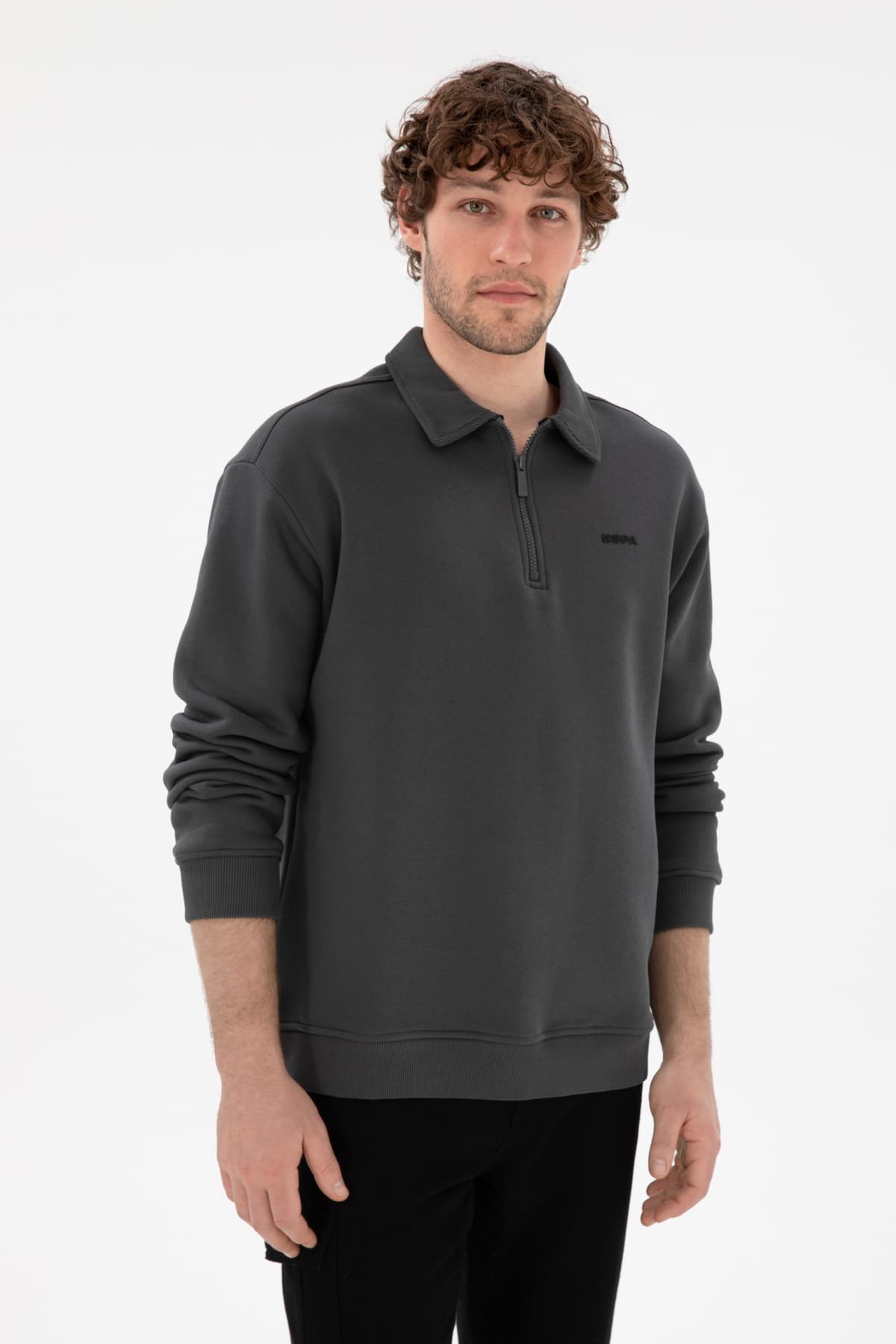 سویشرت مردانه U.S. Polo Assn. فیت راحت نیمزیپ زغالی ساده مدل 50298265-VR006 سویشرت مردانه U.S. Polo Assn. فیت راحت نیمزیپ زغالی ساده مدل 50298265-VR006