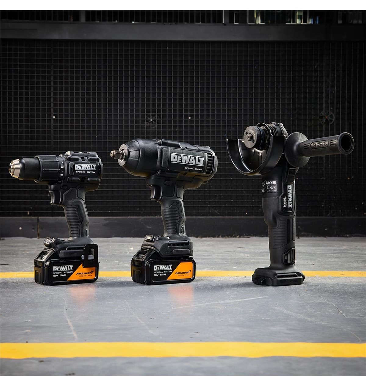 مجموعه ابزار سهتکه Dewalt Mclaren شامل دریل، فرز و آچار بکس با باتری 2X5Ah مدل DCK3222MP2T-Qw مجموعه ابزار سهتکه Dewalt Mclaren شامل دریل، فرز و آچار بکس با باتری 2X5Ah مدل DCK3222MP2T-Qw