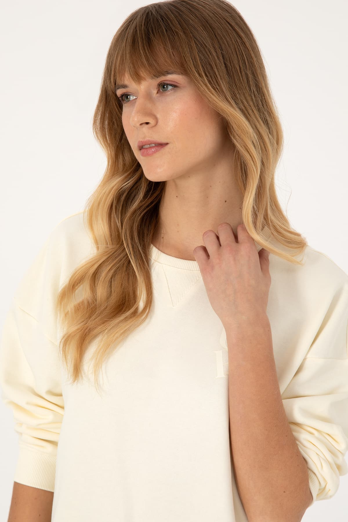 سوئیشرت زنانه U.S. Polo Assn. کرمی یقه گرد مدل 50307787-VR256 سوئیشرت زنانه U.S. Polo Assn. کرمی یقه گرد مدل 50307787-VR256