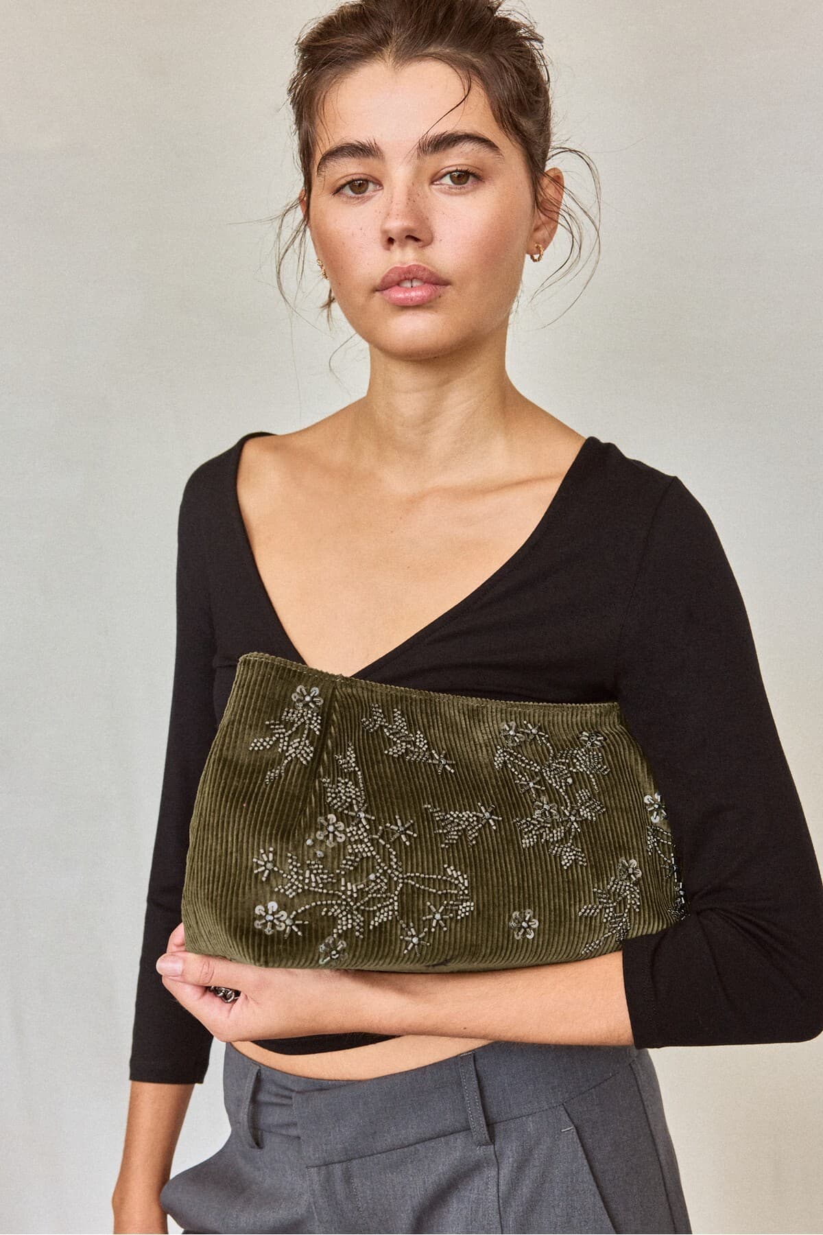 کیف کلاچ زنانه Stradivarius با گلدوزی کیف کلاچ زنانه Stradivarius با گلدوزی