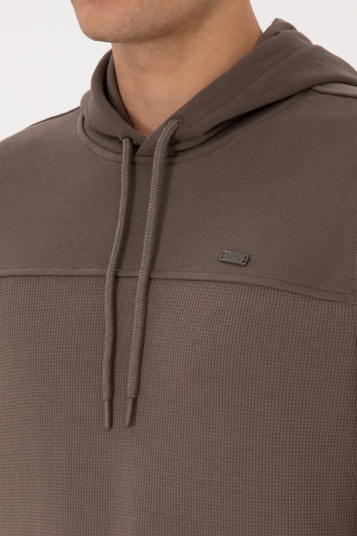سوئیشرت مردانه U.S. Polo Assn. کاپشندار بافت لانهزنبوری قهوهای خاکستری مدل 50315526-VR052 سوئیشرت مردانه U.S. Polo Assn. کاپشندار بافت لانهزنبوری قهوهای خاکستری مدل 50315526-VR052