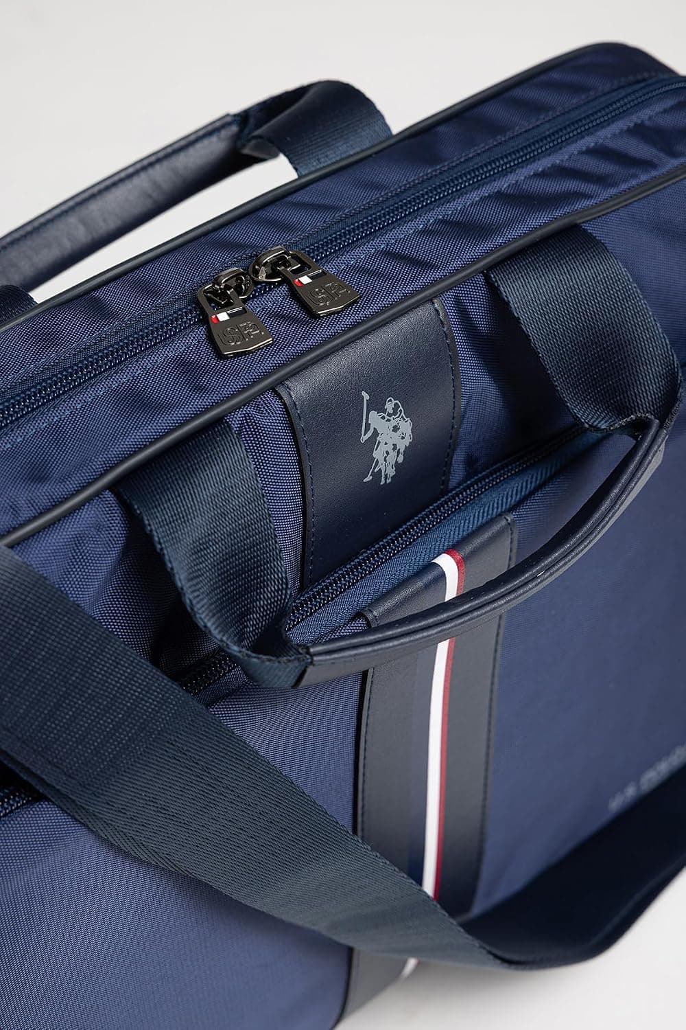 کیف لپتاپ و اسناد سرمهای U.S. POLO ASSN. 15.6 اینچی با بند شانهای مدل 26058 کیف لپتاپ و اسناد سرمهای U.S. POLO ASSN. 15.6 اینچی با بند شانهای مدل 26058