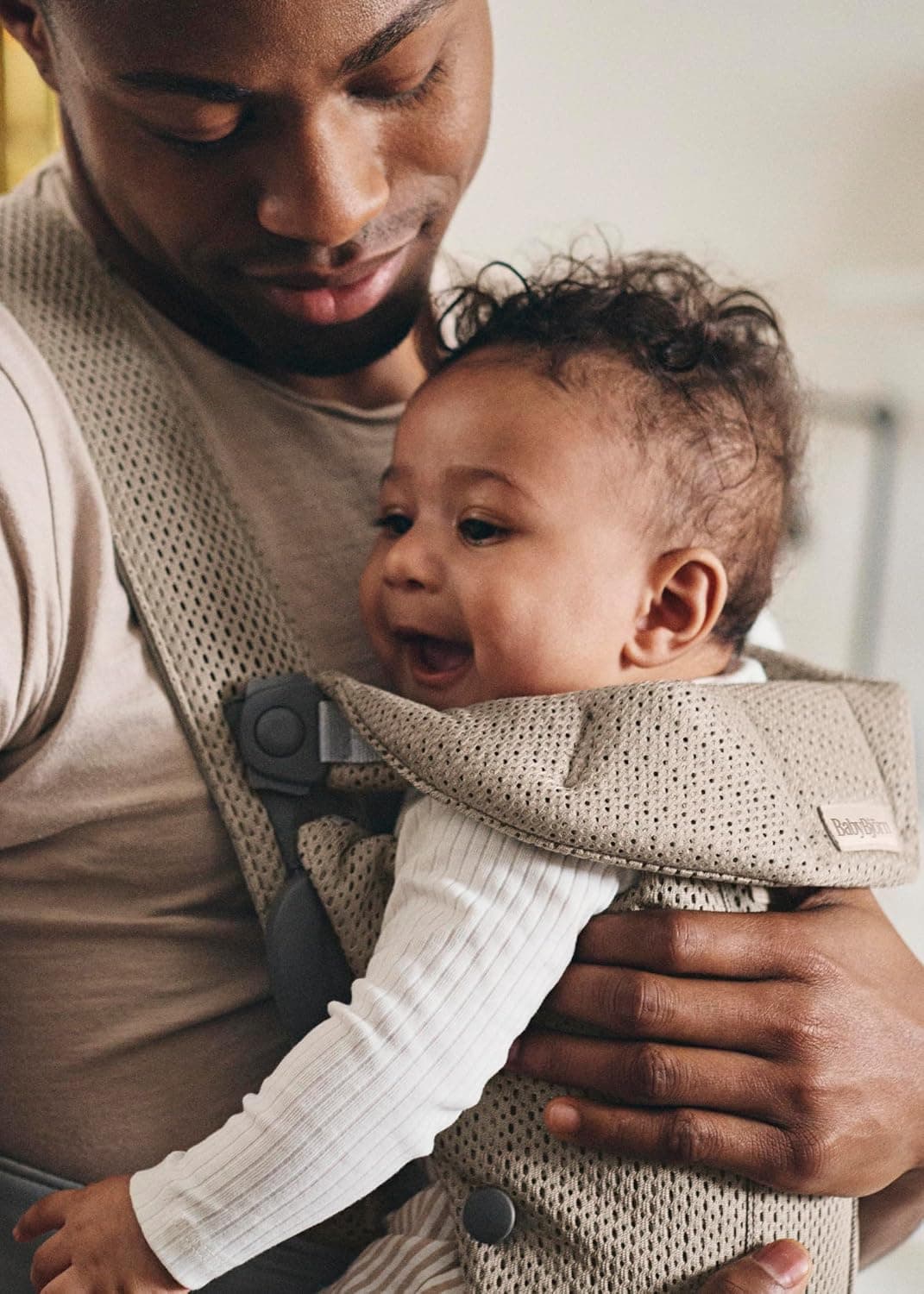 بند حمل نوزاد BabyBjörn مدل Mini با مش سه بعدی خاکستری بژ بند حمل نوزاد BabyBjörn مدل Mini با مش سه بعدی خاکستری بژ