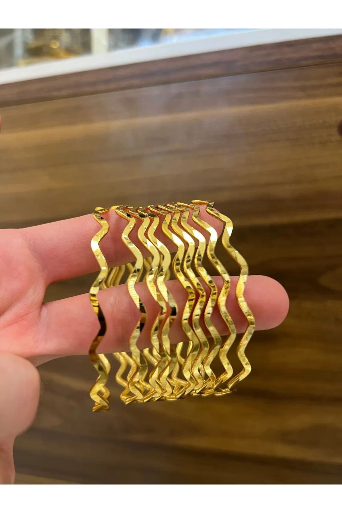 النگوی آجدا زیگزاگ X-Lady Accessories رنگ طلایی روکش 22 عیار 6 عددی 22 سانتیمتر مدل 3288-6 النگوی آجدا زیگزاگ X-Lady Accessories رنگ طلایی روکش 22 عیار 6 عددی 22 سانتیمتر مدل 3288-6