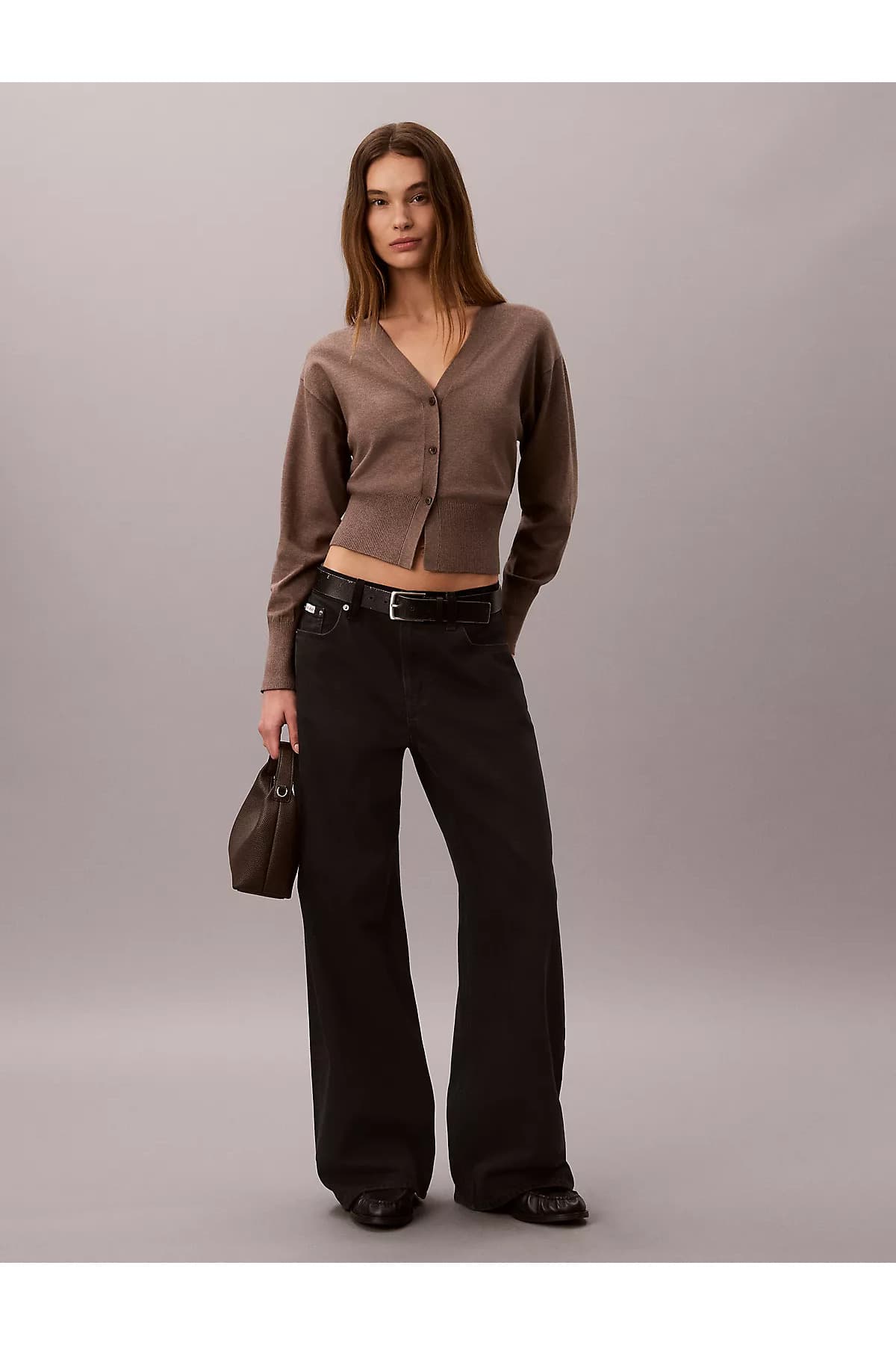 کیف زنانه Calvin Klein چرمی بند دوشی با لوگو CK قهوهای کیف زنانه Calvin Klein چرمی بند دوشی با لوگو CK قهوهای